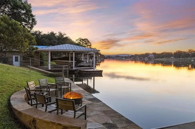 Lakeside entertaining!
