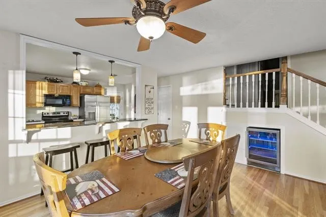 Dining Area & Breakfast Bar