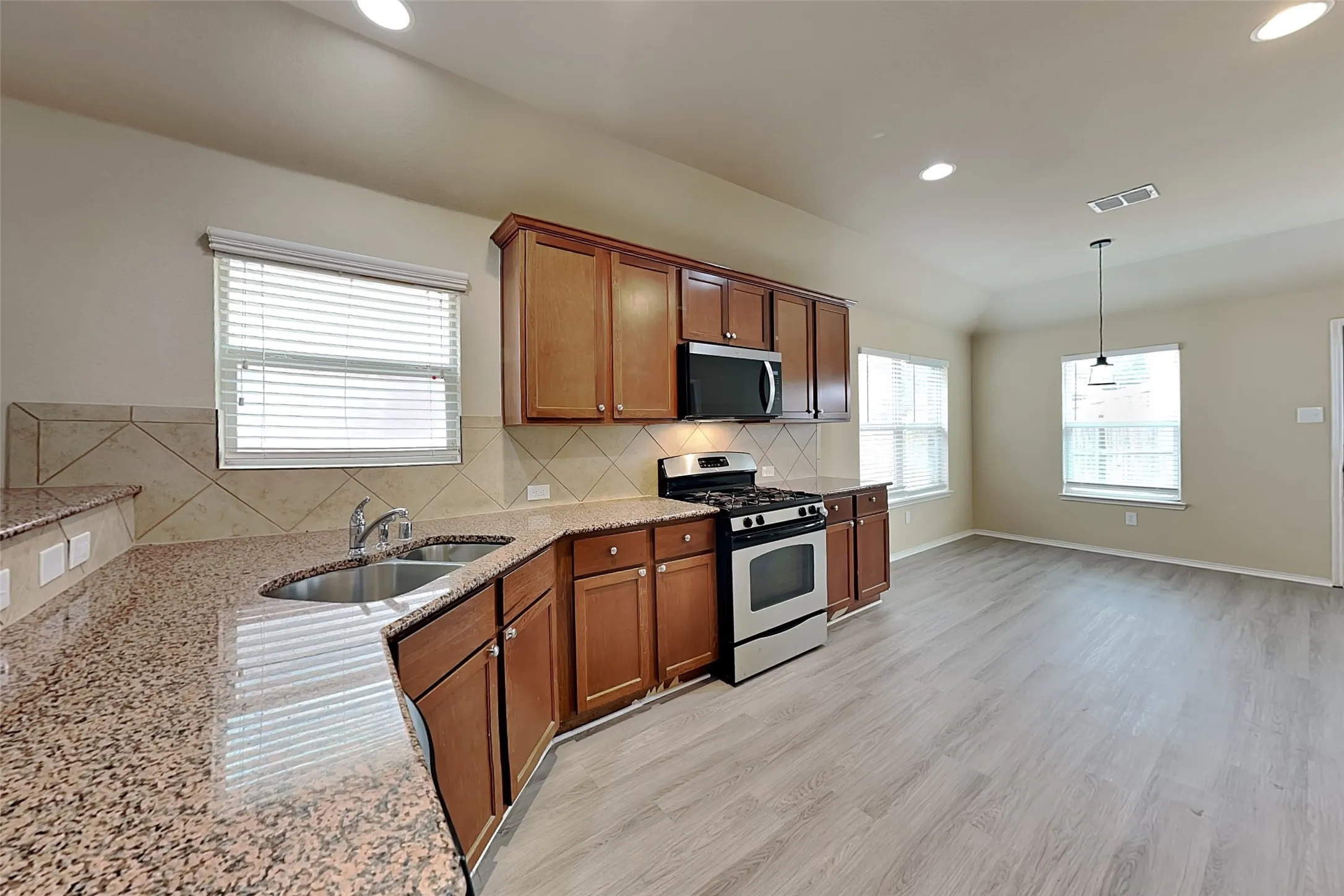 Single Family Residence For Rent in Tarrant County , 2808 Houston Wood Drive, Fort Worth, Texas 76244, 3 Bedroom, 2 Bathroom, Garage spaces, 1,458 Sqft, built in 2012, mls#21404554, Real Estate Agent in Fort Worth, Homes For Rent in Tarrant county, Homes For Rent in Fort Worth, Realtor in Fort Worth Texas, Real Estate Brokerage Independent Realty Texas, Luminita Cordes Realtor