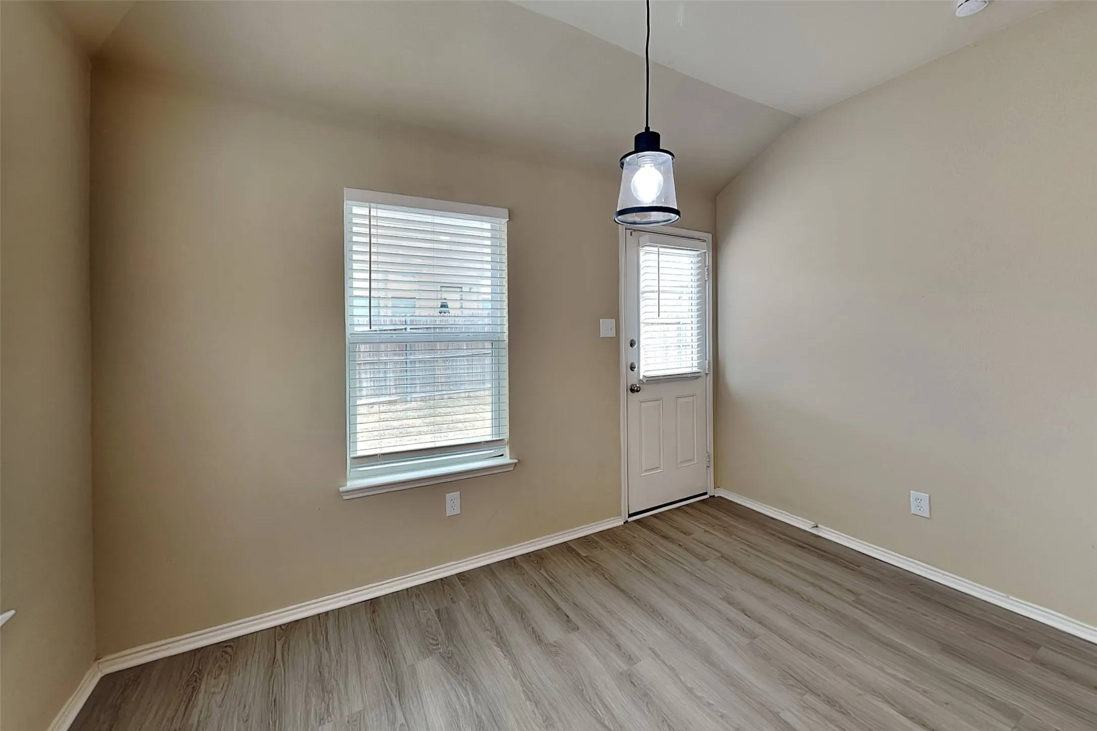 Single Family Residence For Rent in Tarrant County , 2808 Houston Wood Drive, Fort Worth, Texas 76244, 3 Bedroom, 2 Bathroom, Garage spaces, 1,458 Sqft, built in 2012, mls#21404554, Real Estate Agent in Fort Worth, Homes For Rent in Tarrant county, Homes For Rent in Fort Worth, Realtor in Fort Worth Texas, Real Estate Brokerage Independent Realty Texas, Luminita Cordes Realtor