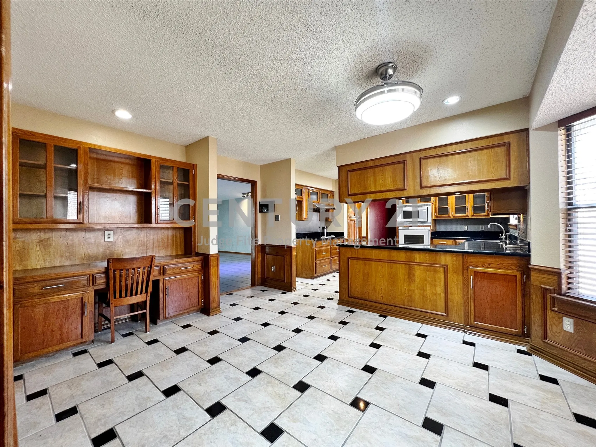 Single Family Residence For Rent in Tarrant County , 812 Newport Road, Fort Worth, Texas 76120, 4 Bedroom, 3 Bathroom, 2 Garage spaces, 2,992 Sqft, built in 1979, mls#21404578, Real Estate Agent in Fort Worth, Homes For Rent in Tarrant county, Homes For Rent in Fort Worth, Realtor in Fort Worth Texas, Real Estate Brokerage Independent Realty Texas, Luminita Cordes Realtor
