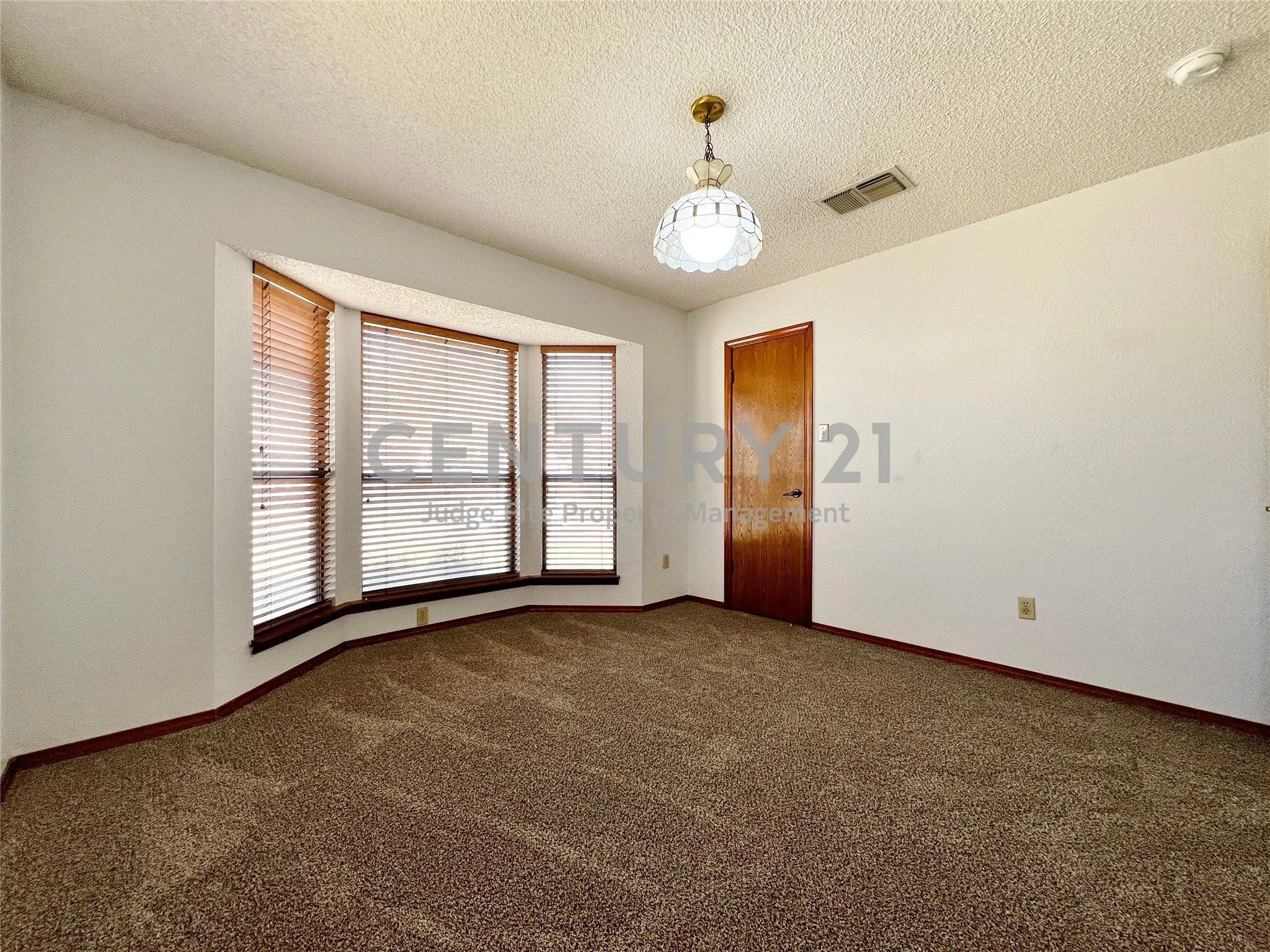 Single Family Residence For Rent in Tarrant County , 812 Newport Road, Fort Worth, Texas 76120, 4 Bedroom, 3 Bathroom, 2 Garage spaces, 2,992 Sqft, built in 1979, mls#21404578, Real Estate Agent in Fort Worth, Homes For Rent in Tarrant county, Homes For Rent in Fort Worth, Realtor in Fort Worth Texas, Real Estate Brokerage Independent Realty Texas, Luminita Cordes Realtor