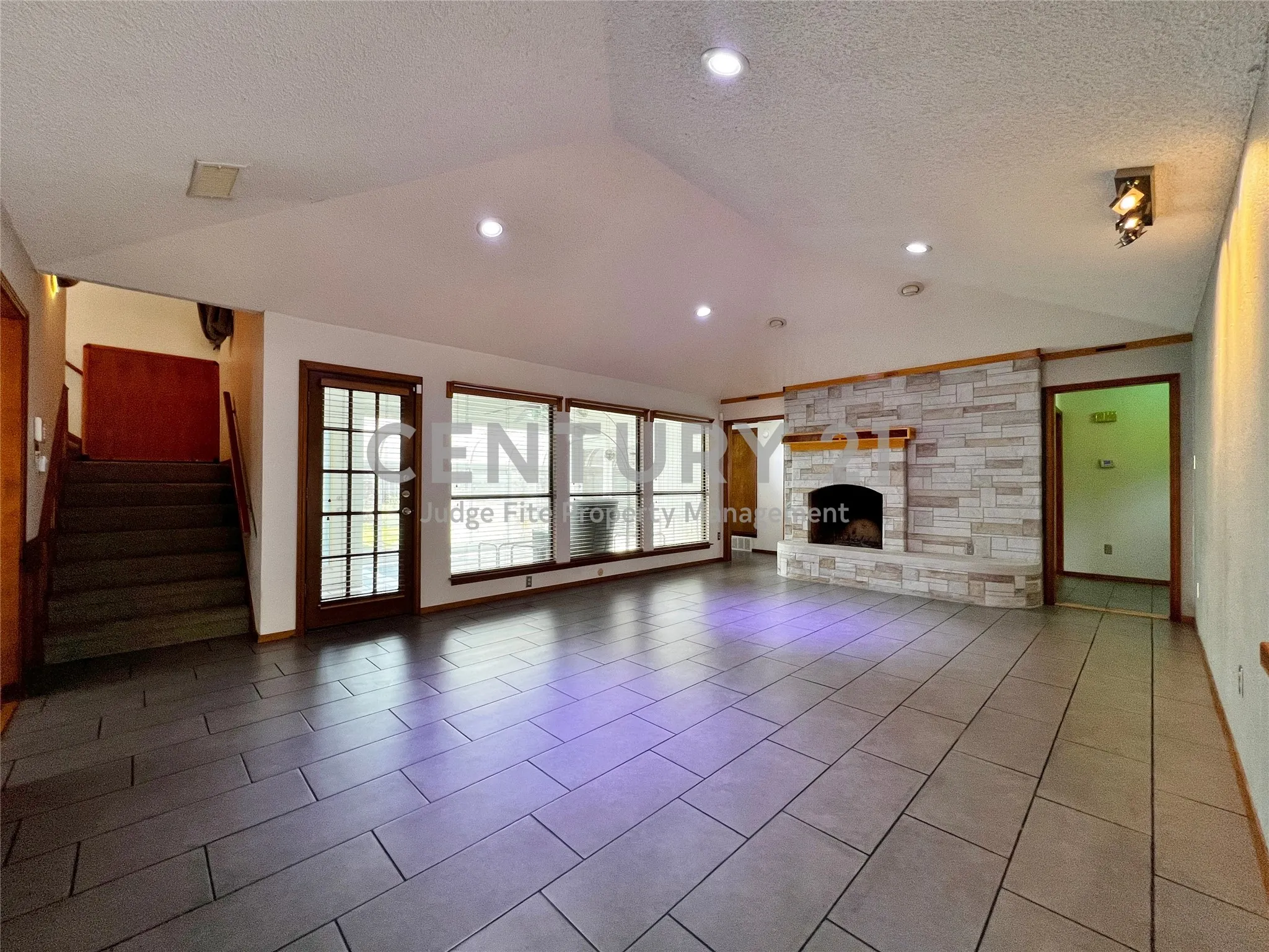 Single Family Residence For Rent in Tarrant County , 812 Newport Road, Fort Worth, Texas 76120, 4 Bedroom, 3 Bathroom, 2 Garage spaces, 2,992 Sqft, built in 1979, mls#21404578, Real Estate Agent in Fort Worth, Homes For Rent in Tarrant county, Homes For Rent in Fort Worth, Realtor in Fort Worth Texas, Real Estate Brokerage Independent Realty Texas, Luminita Cordes Realtor