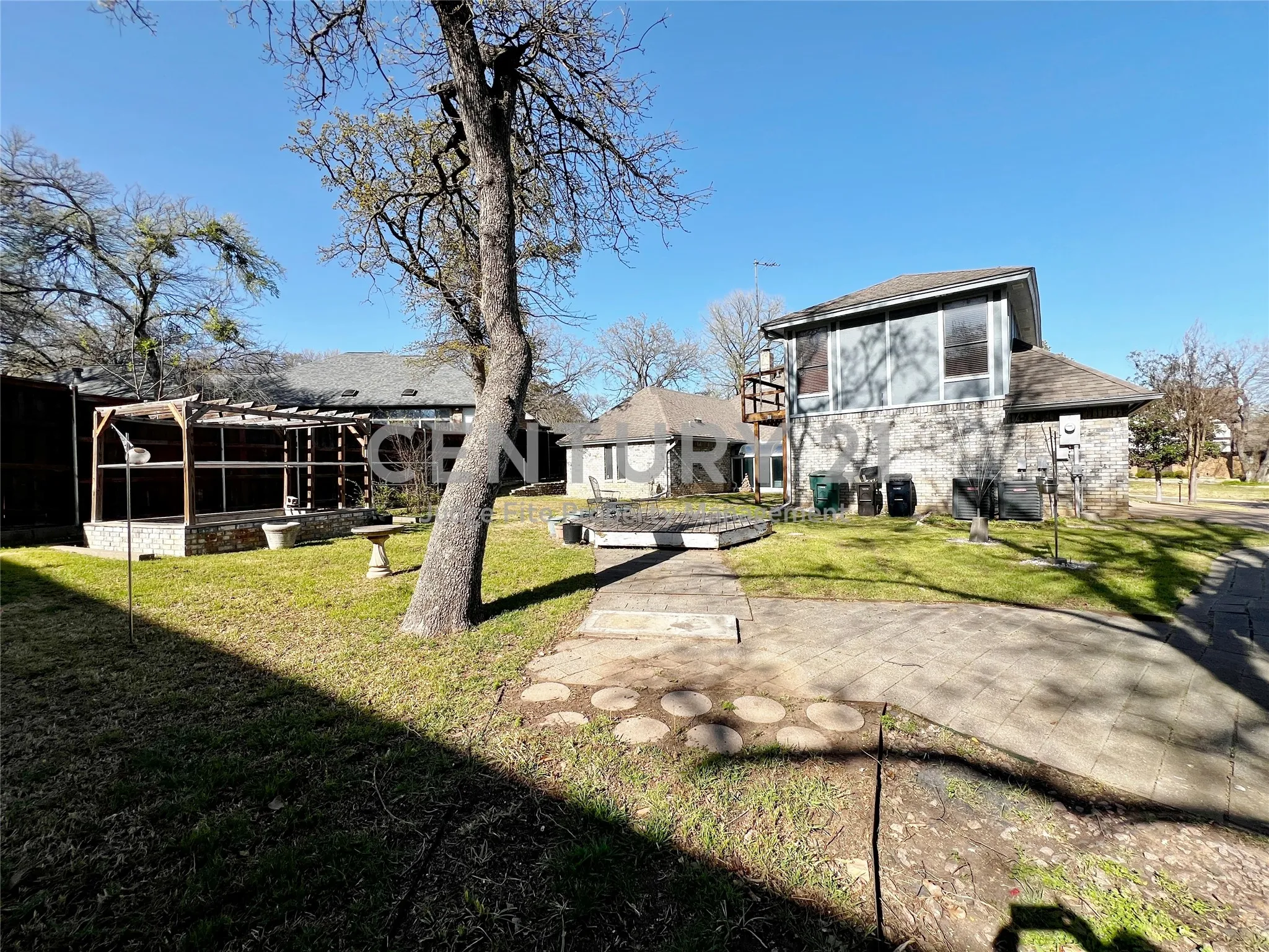 Single Family Residence For Rent in Tarrant County , 812 Newport Road, Fort Worth, Texas 76120, 4 Bedroom, 3 Bathroom, 2 Garage spaces, 2,992 Sqft, built in 1979, mls#21404578, Real Estate Agent in Fort Worth, Homes For Rent in Tarrant county, Homes For Rent in Fort Worth, Realtor in Fort Worth Texas, Real Estate Brokerage Independent Realty Texas, Luminita Cordes Realtor