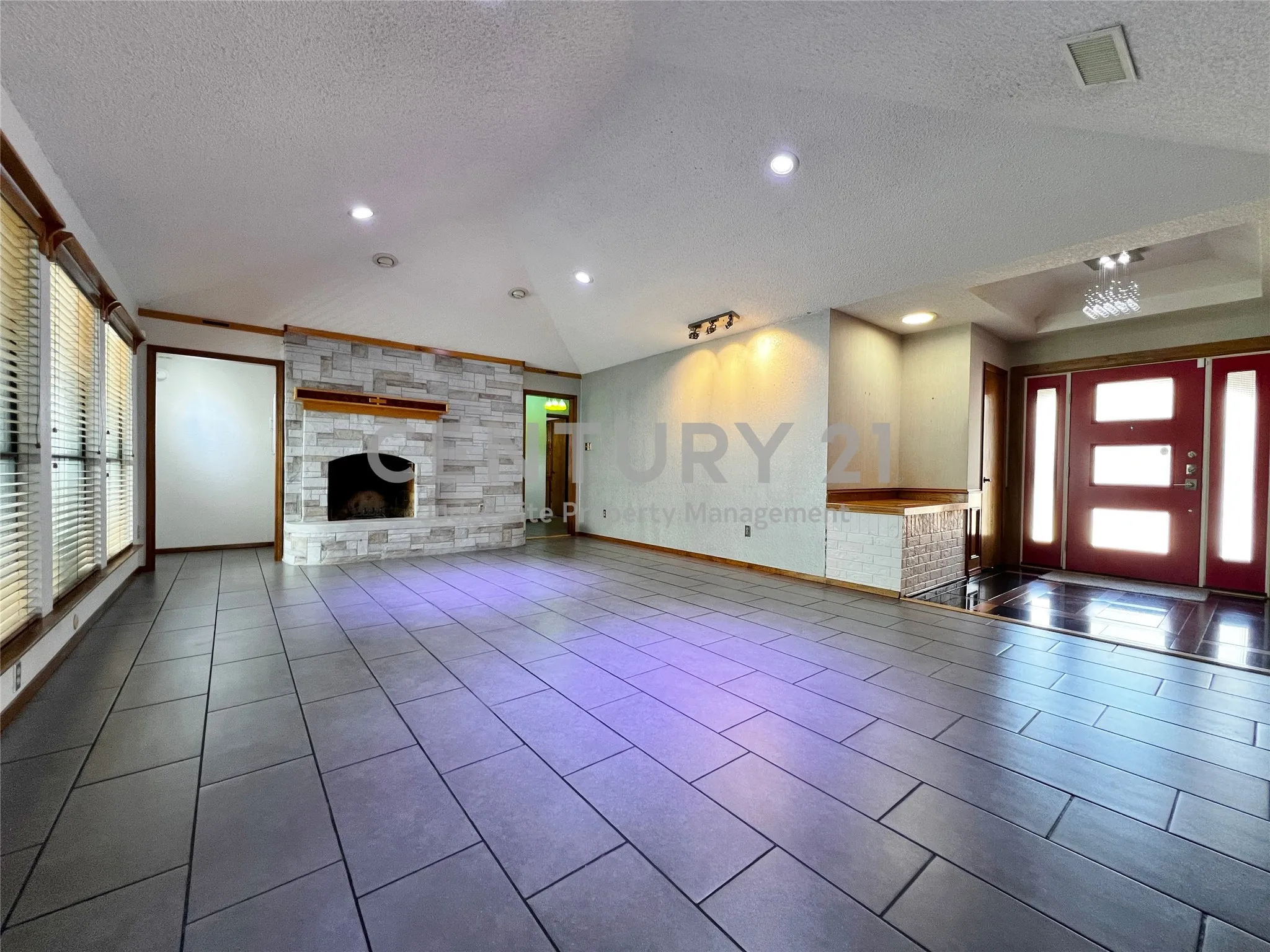Single Family Residence For Rent in Tarrant County , 812 Newport Road, Fort Worth, Texas 76120, 4 Bedroom, 3 Bathroom, 2 Garage spaces, 2,992 Sqft, built in 1979, mls#21404578, Real Estate Agent in Fort Worth, Homes For Rent in Tarrant county, Homes For Rent in Fort Worth, Realtor in Fort Worth Texas, Real Estate Brokerage Independent Realty Texas, Luminita Cordes Realtor