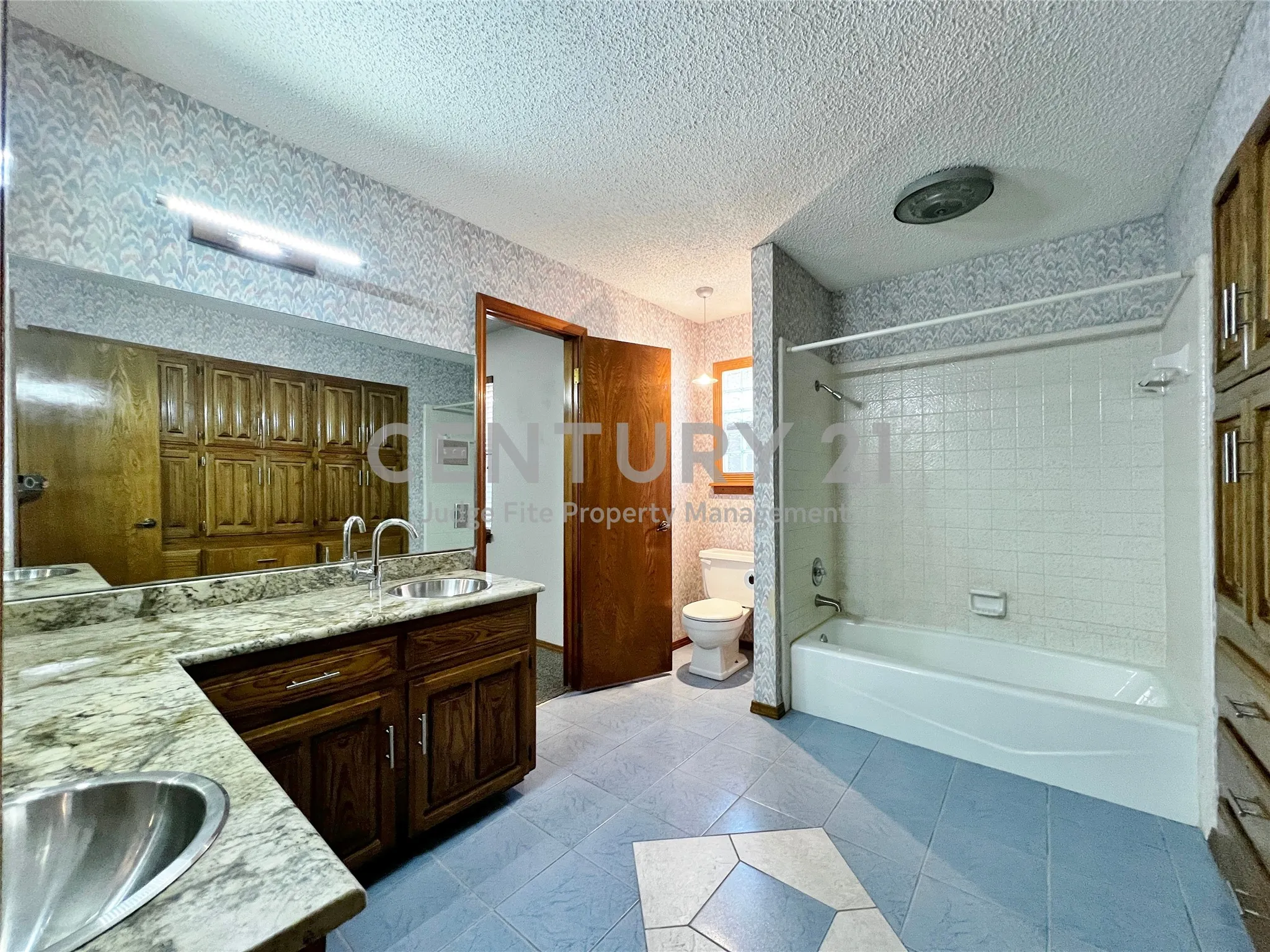 Single Family Residence For Rent in Tarrant County , 812 Newport Road, Fort Worth, Texas 76120, 4 Bedroom, 3 Bathroom, 2 Garage spaces, 2,992 Sqft, built in 1979, mls#21404578, Real Estate Agent in Fort Worth, Homes For Rent in Tarrant county, Homes For Rent in Fort Worth, Realtor in Fort Worth Texas, Real Estate Brokerage Independent Realty Texas, Luminita Cordes Realtor