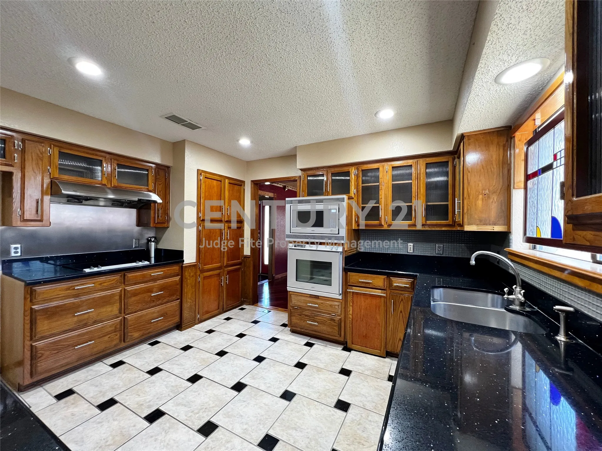 Single Family Residence For Rent in Tarrant County , 812 Newport Road, Fort Worth, Texas 76120, 4 Bedroom, 3 Bathroom, 2 Garage spaces, 2,992 Sqft, built in 1979, mls#21404578, Real Estate Agent in Fort Worth, Homes For Rent in Tarrant county, Homes For Rent in Fort Worth, Realtor in Fort Worth Texas, Real Estate Brokerage Independent Realty Texas, Luminita Cordes Realtor