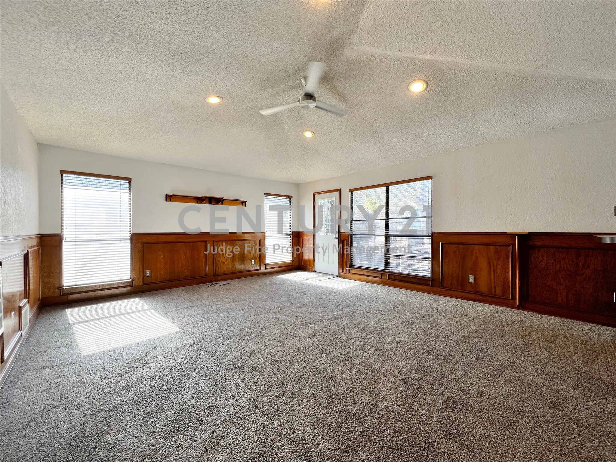 Single Family Residence For Rent in Tarrant County , 812 Newport Road, Fort Worth, Texas 76120, 4 Bedroom, 3 Bathroom, 2 Garage spaces, 2,992 Sqft, built in 1979, mls#21404578, Real Estate Agent in Fort Worth, Homes For Rent in Tarrant county, Homes For Rent in Fort Worth, Realtor in Fort Worth Texas, Real Estate Brokerage Independent Realty Texas, Luminita Cordes Realtor