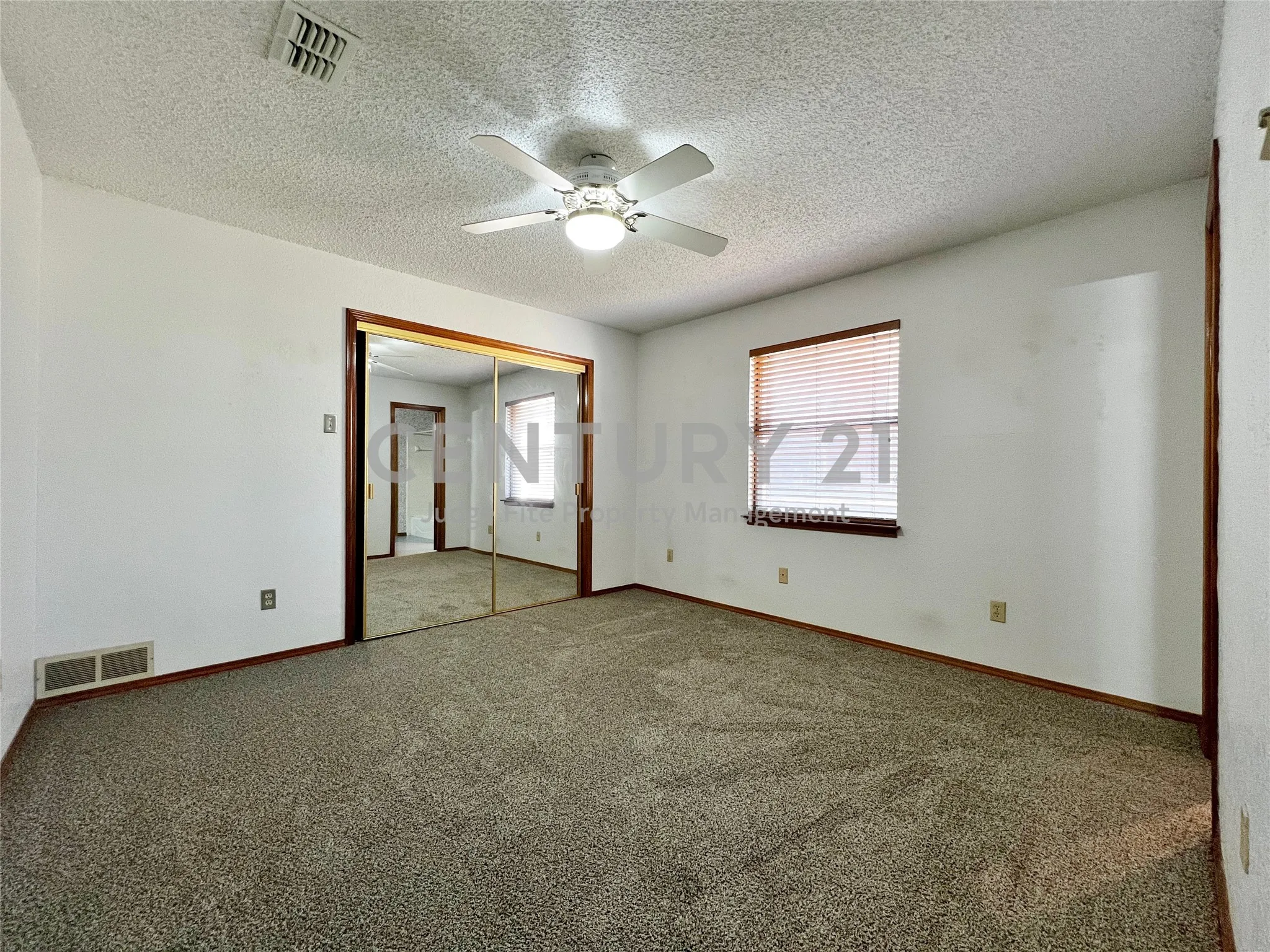 Single Family Residence For Rent in Tarrant County , 812 Newport Road, Fort Worth, Texas 76120, 4 Bedroom, 3 Bathroom, 2 Garage spaces, 2,992 Sqft, built in 1979, mls#21404578, Real Estate Agent in Fort Worth, Homes For Rent in Tarrant county, Homes For Rent in Fort Worth, Realtor in Fort Worth Texas, Real Estate Brokerage Independent Realty Texas, Luminita Cordes Realtor