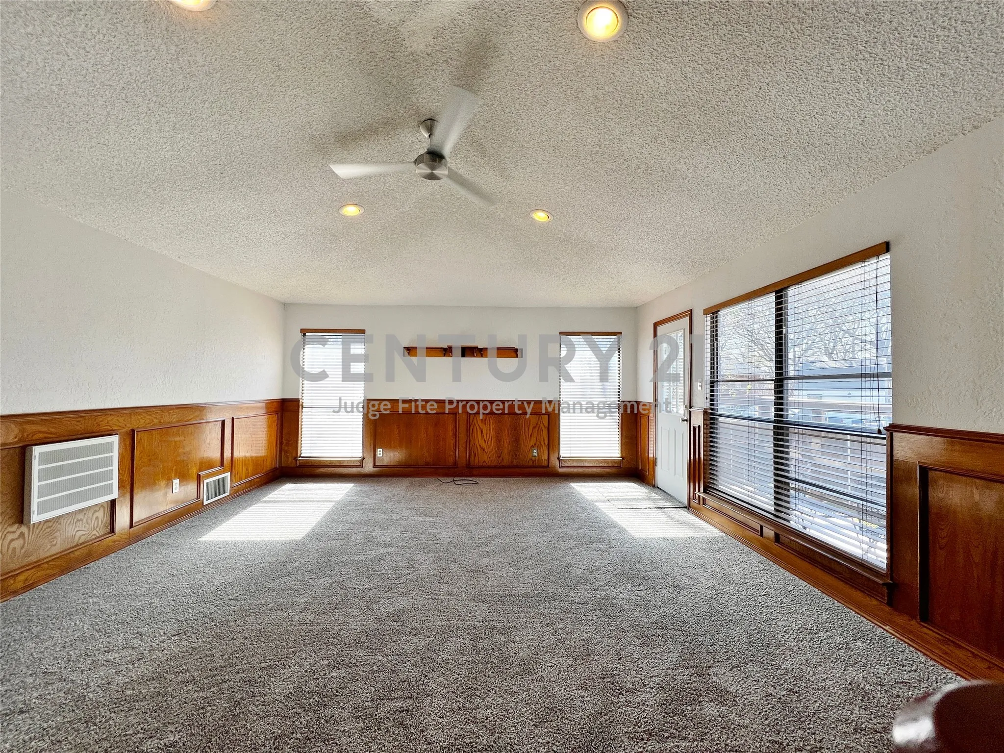 Single Family Residence For Rent in Tarrant County , 812 Newport Road, Fort Worth, Texas 76120, 4 Bedroom, 3 Bathroom, 2 Garage spaces, 2,992 Sqft, built in 1979, mls#21404578, Real Estate Agent in Fort Worth, Homes For Rent in Tarrant county, Homes For Rent in Fort Worth, Realtor in Fort Worth Texas, Real Estate Brokerage Independent Realty Texas, Luminita Cordes Realtor