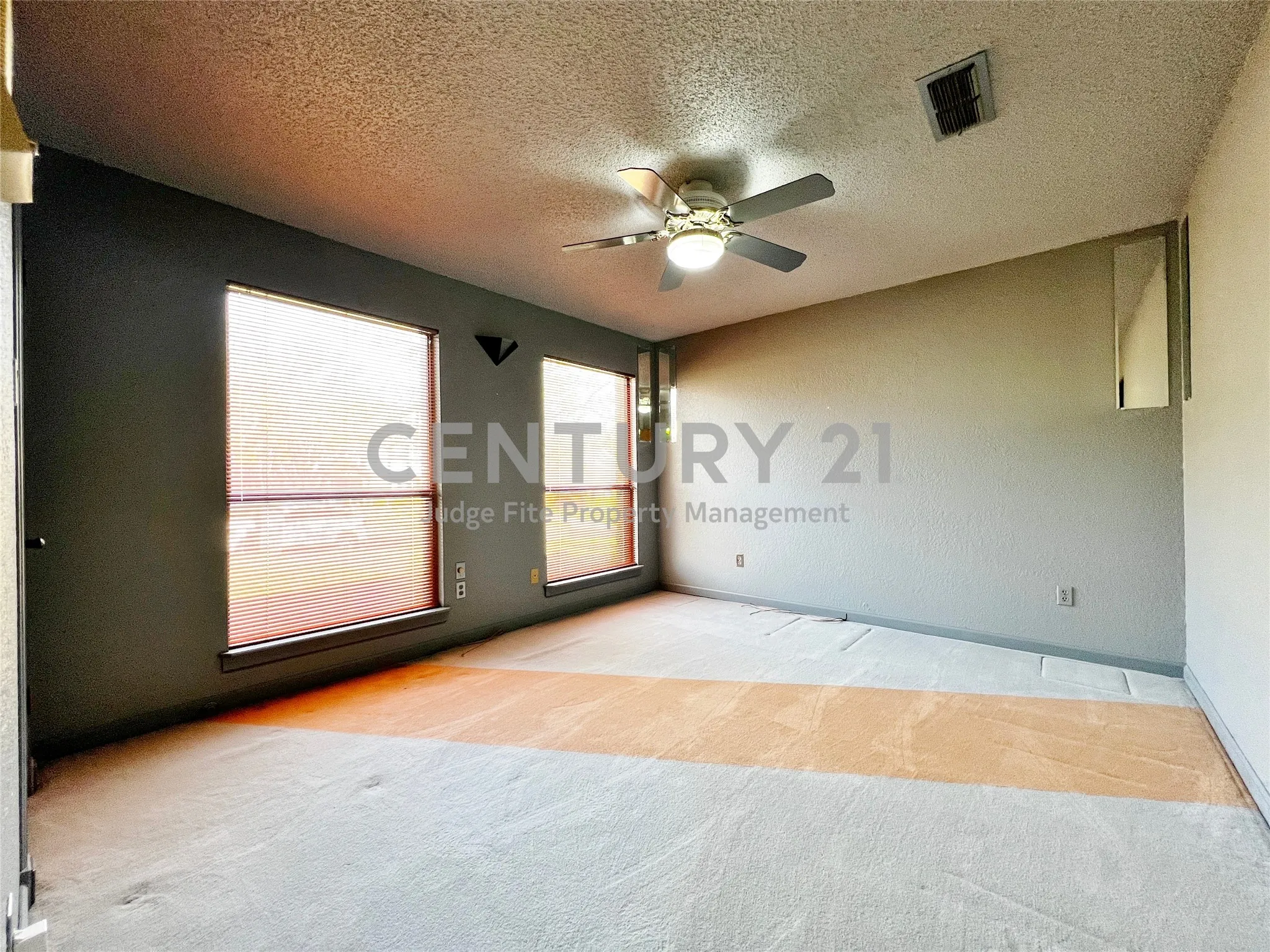 Single Family Residence For Rent in Tarrant County , 812 Newport Road, Fort Worth, Texas 76120, 4 Bedroom, 3 Bathroom, 2 Garage spaces, 2,992 Sqft, built in 1979, mls#21404578, Real Estate Agent in Fort Worth, Homes For Rent in Tarrant county, Homes For Rent in Fort Worth, Realtor in Fort Worth Texas, Real Estate Brokerage Independent Realty Texas, Luminita Cordes Realtor