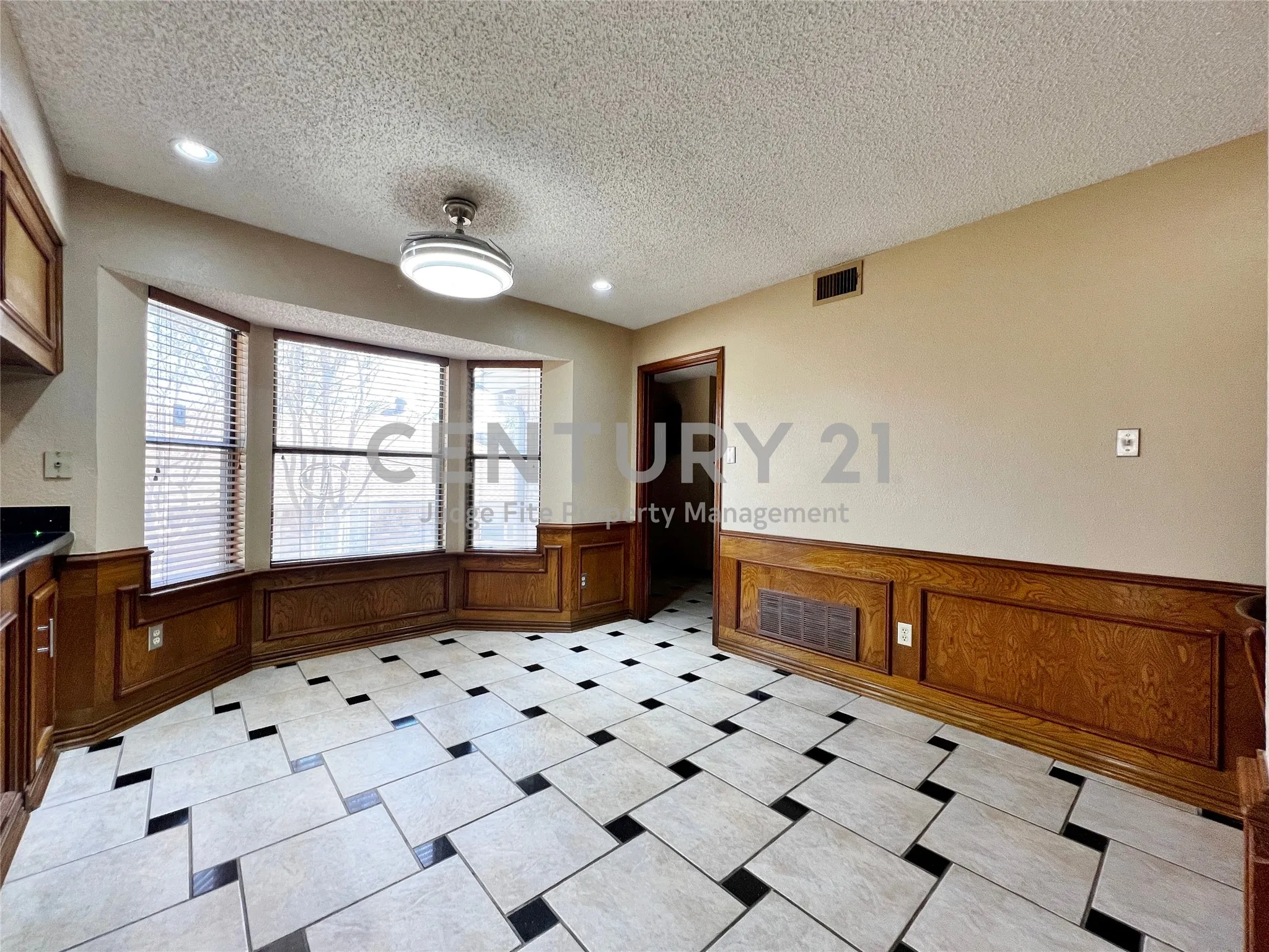 Single Family Residence For Rent in Tarrant County , 812 Newport Road, Fort Worth, Texas 76120, 4 Bedroom, 3 Bathroom, 2 Garage spaces, 2,992 Sqft, built in 1979, mls#21404578, Real Estate Agent in Fort Worth, Homes For Rent in Tarrant county, Homes For Rent in Fort Worth, Realtor in Fort Worth Texas, Real Estate Brokerage Independent Realty Texas, Luminita Cordes Realtor
