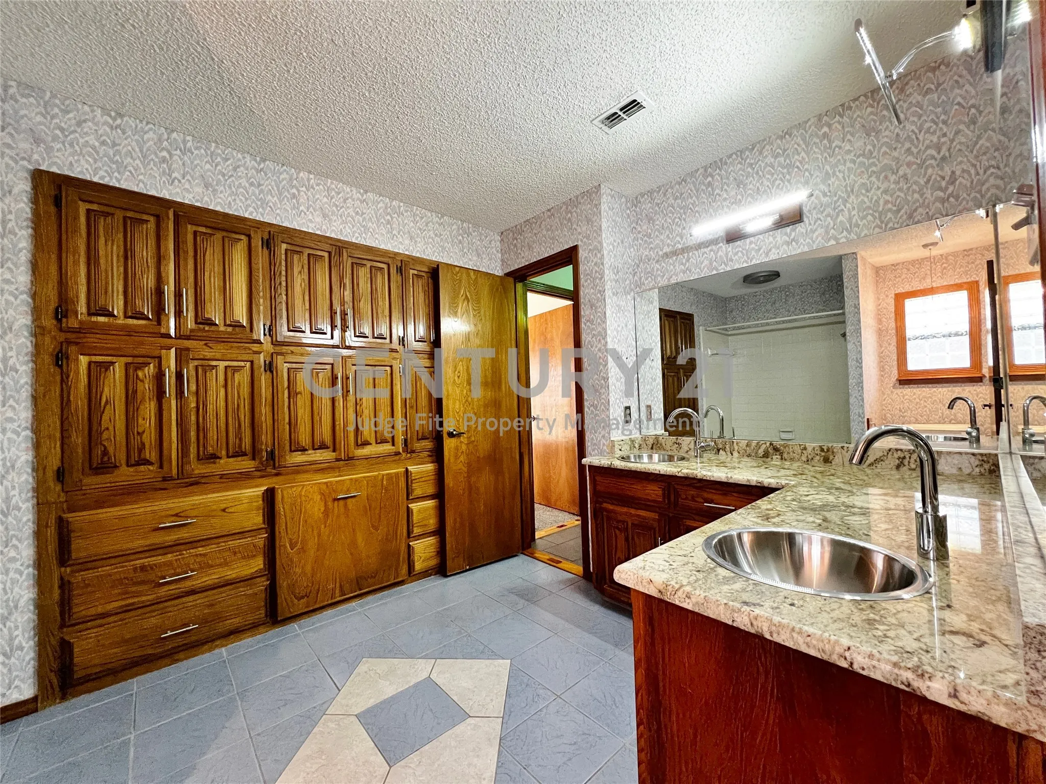 Single Family Residence For Rent in Tarrant County , 812 Newport Road, Fort Worth, Texas 76120, 4 Bedroom, 3 Bathroom, 2 Garage spaces, 2,992 Sqft, built in 1979, mls#21404578, Real Estate Agent in Fort Worth, Homes For Rent in Tarrant county, Homes For Rent in Fort Worth, Realtor in Fort Worth Texas, Real Estate Brokerage Independent Realty Texas, Luminita Cordes Realtor