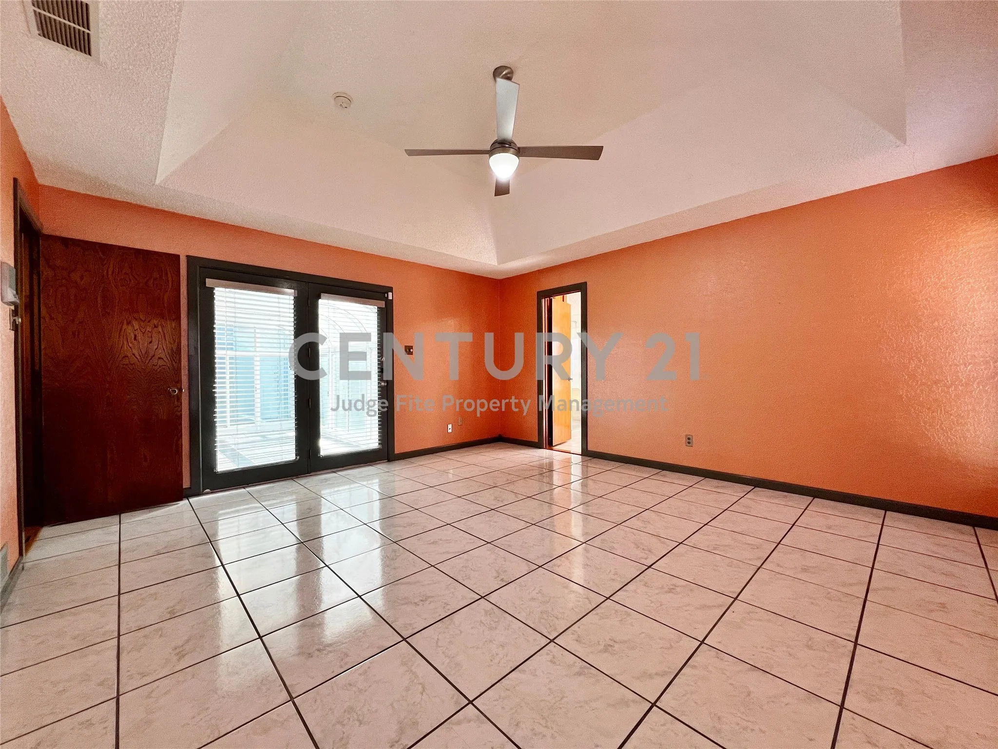 Single Family Residence For Rent in Tarrant County , 812 Newport Road, Fort Worth, Texas 76120, 4 Bedroom, 3 Bathroom, 2 Garage spaces, 2,992 Sqft, built in 1979, mls#21404578, Real Estate Agent in Fort Worth, Homes For Rent in Tarrant county, Homes For Rent in Fort Worth, Realtor in Fort Worth Texas, Real Estate Brokerage Independent Realty Texas, Luminita Cordes Realtor
