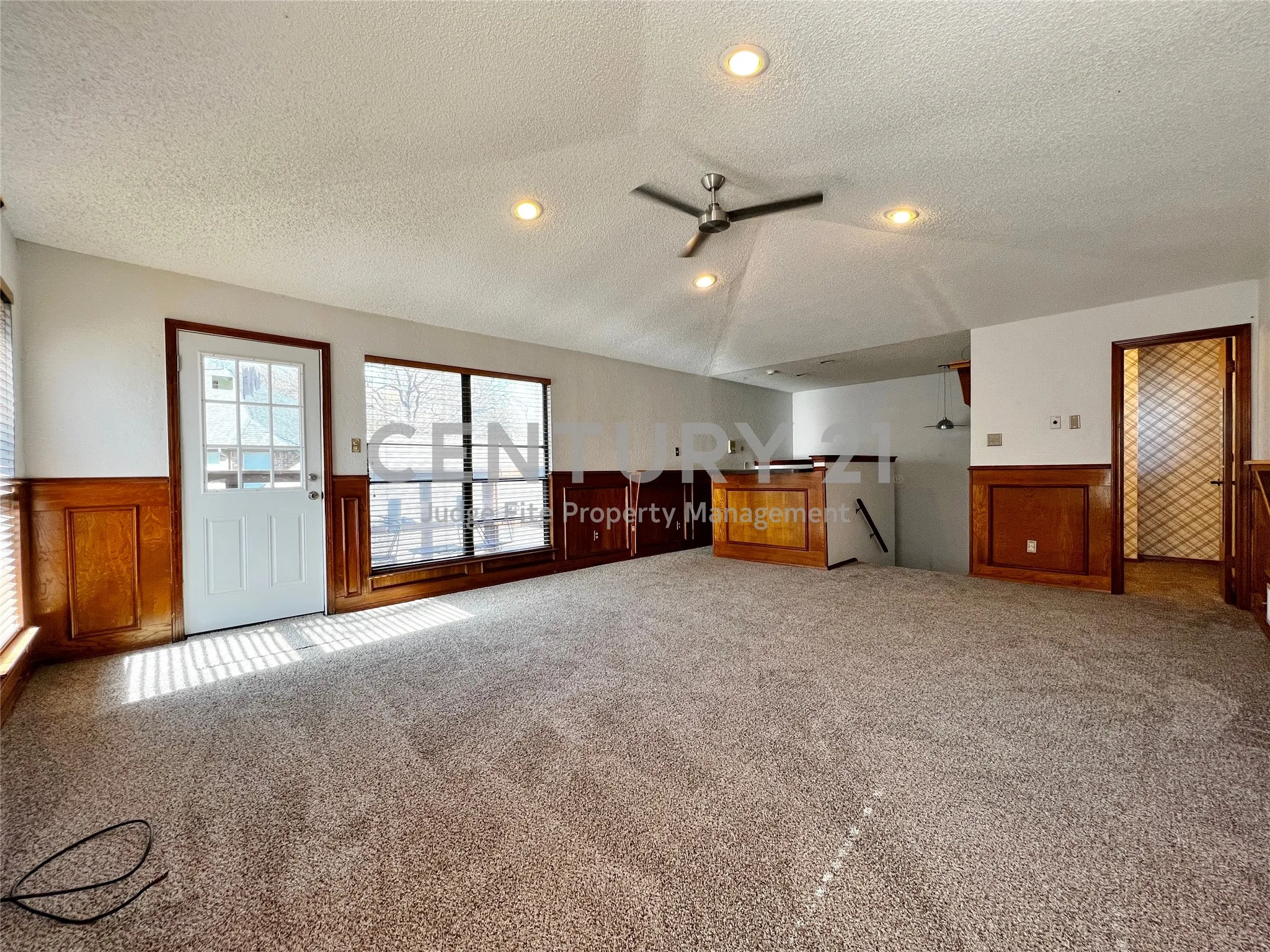 Single Family Residence For Rent in Tarrant County , 812 Newport Road, Fort Worth, Texas 76120, 4 Bedroom, 3 Bathroom, 2 Garage spaces, 2,992 Sqft, built in 1979, mls#21404578, Real Estate Agent in Fort Worth, Homes For Rent in Tarrant county, Homes For Rent in Fort Worth, Realtor in Fort Worth Texas, Real Estate Brokerage Independent Realty Texas, Luminita Cordes Realtor