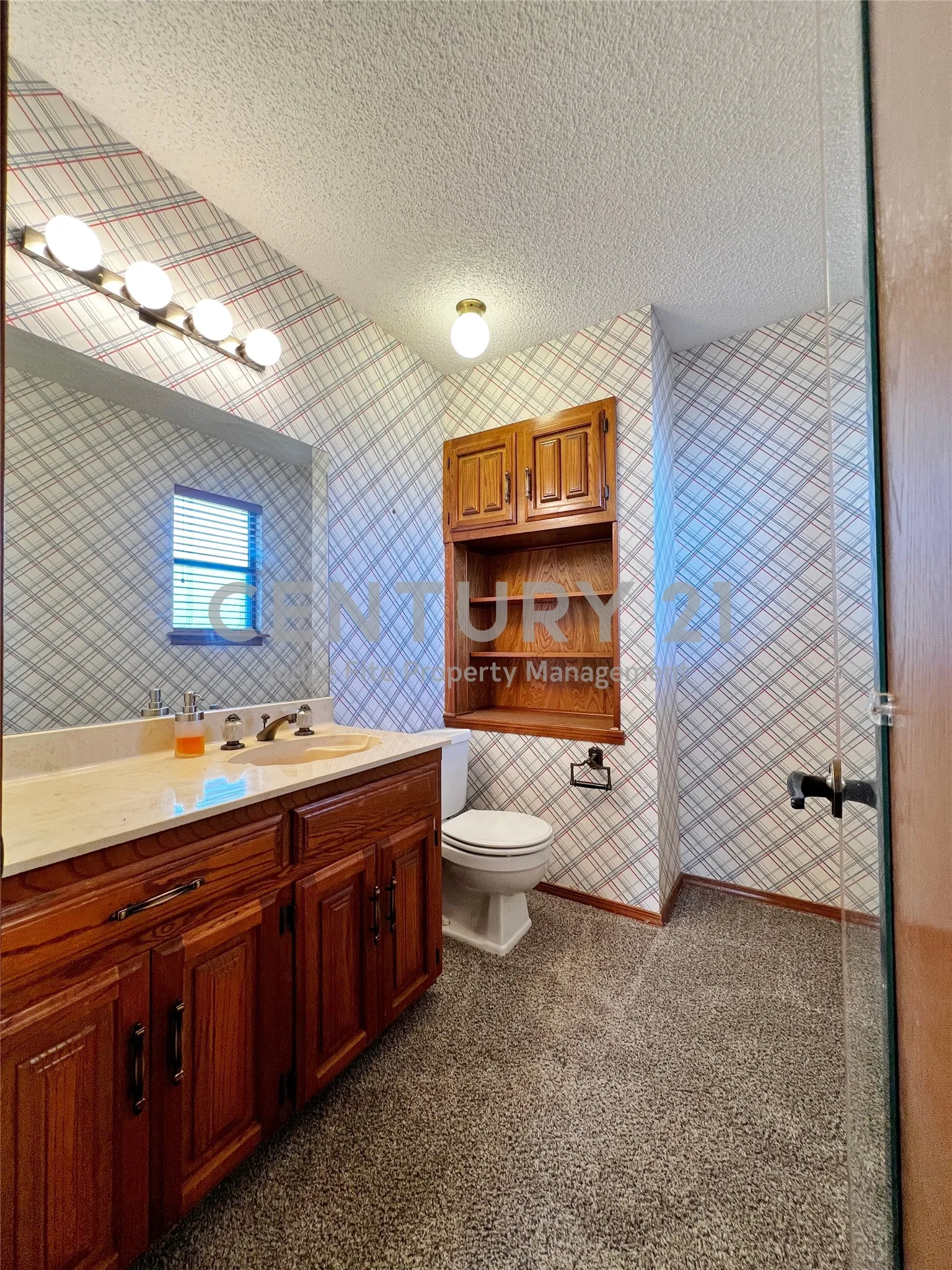 Single Family Residence For Rent in Tarrant County , 812 Newport Road, Fort Worth, Texas 76120, 4 Bedroom, 3 Bathroom, 2 Garage spaces, 2,992 Sqft, built in 1979, mls#21404578, Real Estate Agent in Fort Worth, Homes For Rent in Tarrant county, Homes For Rent in Fort Worth, Realtor in Fort Worth Texas, Real Estate Brokerage Independent Realty Texas, Luminita Cordes Realtor