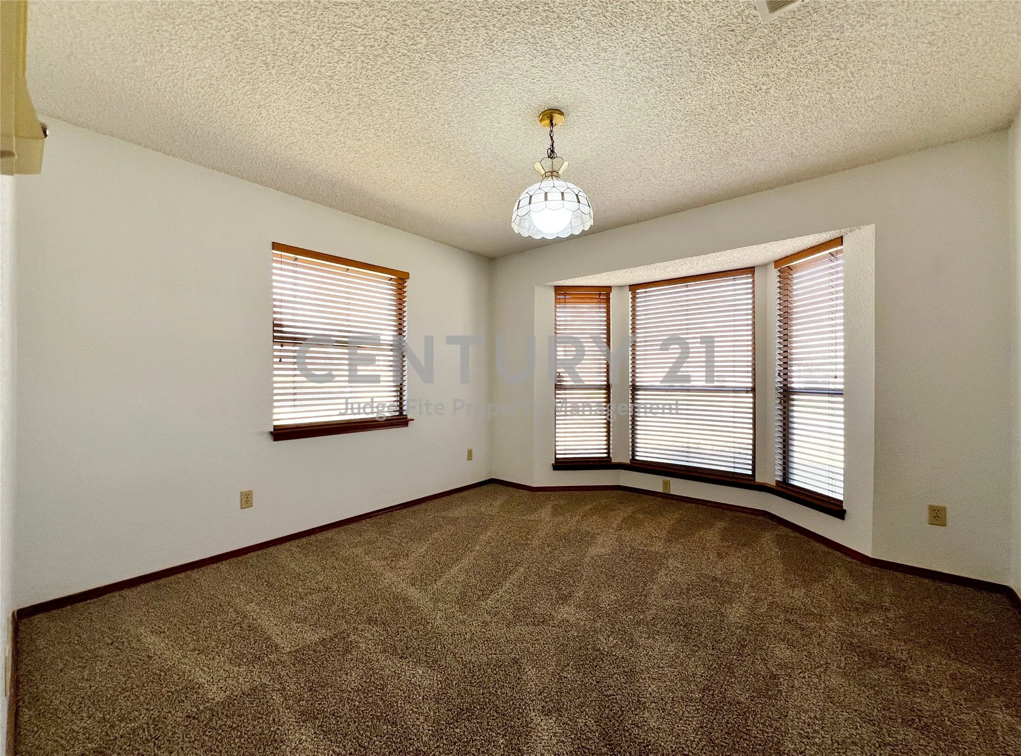 Single Family Residence For Rent in Tarrant County , 812 Newport Road, Fort Worth, Texas 76120, 4 Bedroom, 3 Bathroom, 2 Garage spaces, 2,992 Sqft, built in 1979, mls#21404578, Real Estate Agent in Fort Worth, Homes For Rent in Tarrant county, Homes For Rent in Fort Worth, Realtor in Fort Worth Texas, Real Estate Brokerage Independent Realty Texas, Luminita Cordes Realtor