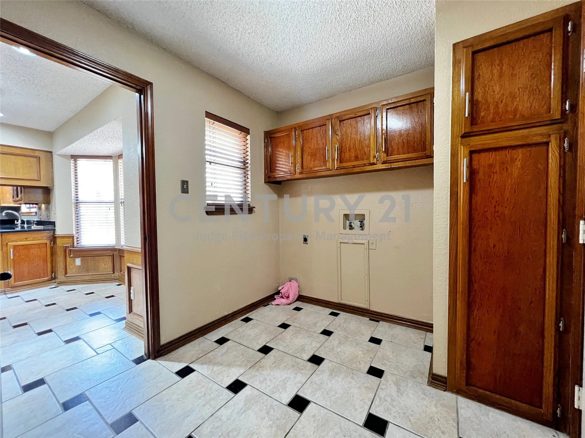 Single Family Residence For Rent in Tarrant County , 812 Newport Road, Fort Worth, Texas 76120, 4 Bedroom, 3 Bathroom, 2 Garage spaces, 2,992 Sqft, built in 1979, mls#21404578, Real Estate Agent in Fort Worth, Homes For Rent in Tarrant county, Homes For Rent in Fort Worth, Realtor in Fort Worth Texas, Real Estate Brokerage Independent Realty Texas, Luminita Cordes Realtor