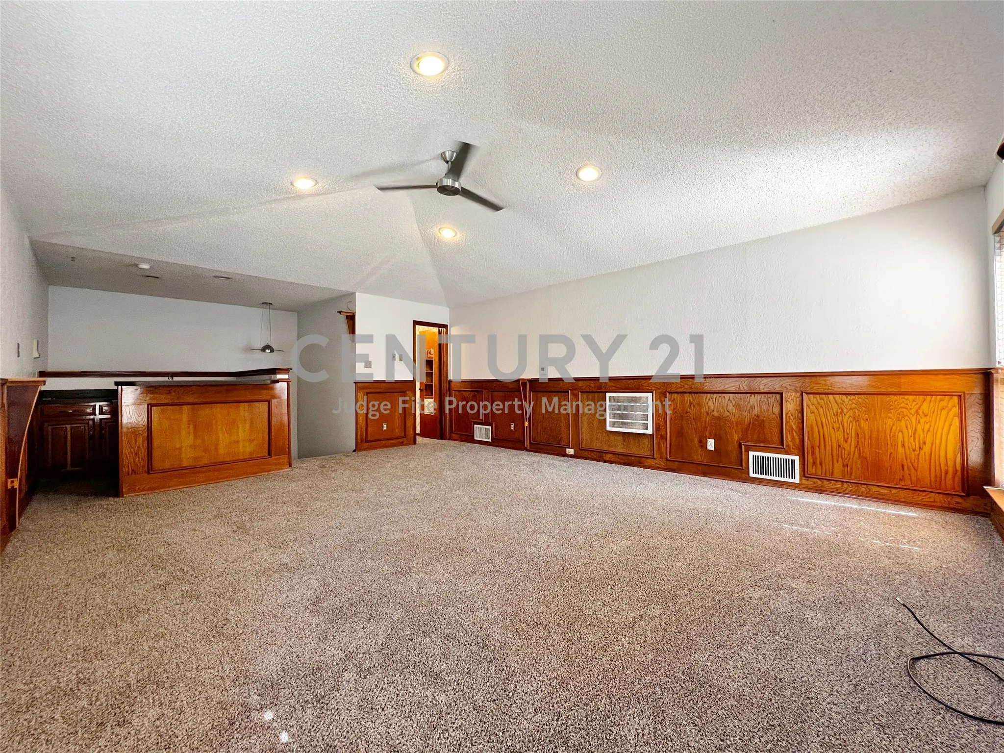 Single Family Residence For Rent in Tarrant County , 812 Newport Road, Fort Worth, Texas 76120, 4 Bedroom, 3 Bathroom, 2 Garage spaces, 2,992 Sqft, built in 1979, mls#21404578, Real Estate Agent in Fort Worth, Homes For Rent in Tarrant county, Homes For Rent in Fort Worth, Realtor in Fort Worth Texas, Real Estate Brokerage Independent Realty Texas, Luminita Cordes Realtor