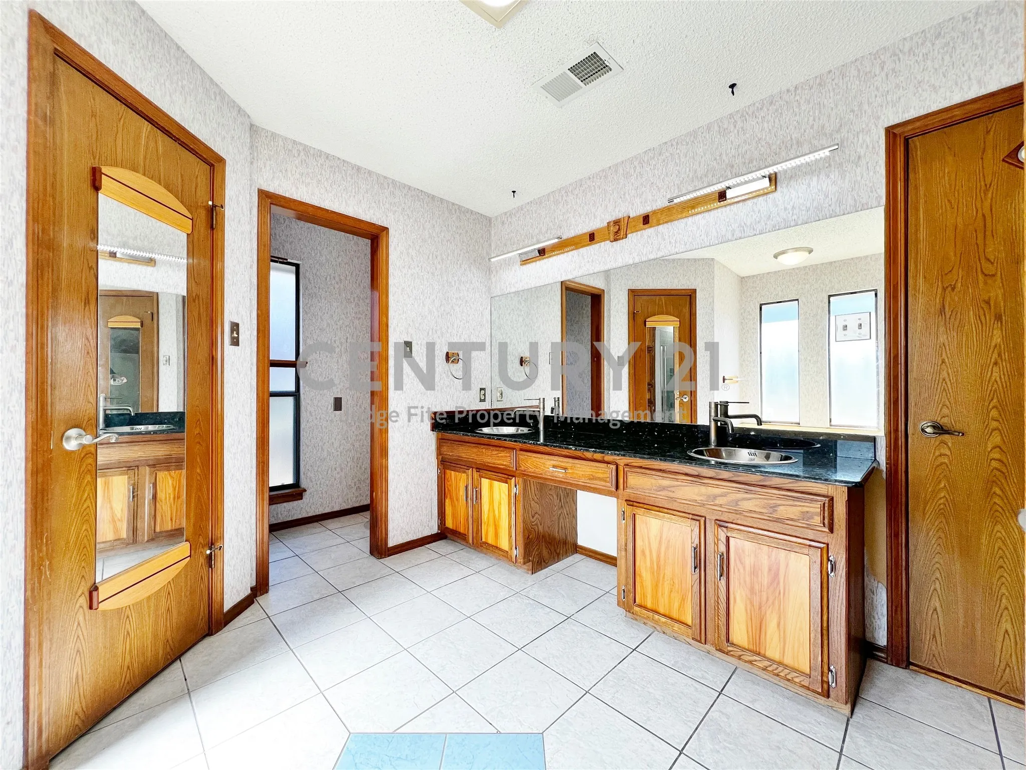 Single Family Residence For Rent in Tarrant County , 812 Newport Road, Fort Worth, Texas 76120, 4 Bedroom, 3 Bathroom, 2 Garage spaces, 2,992 Sqft, built in 1979, mls#21404578, Real Estate Agent in Fort Worth, Homes For Rent in Tarrant county, Homes For Rent in Fort Worth, Realtor in Fort Worth Texas, Real Estate Brokerage Independent Realty Texas, Luminita Cordes Realtor