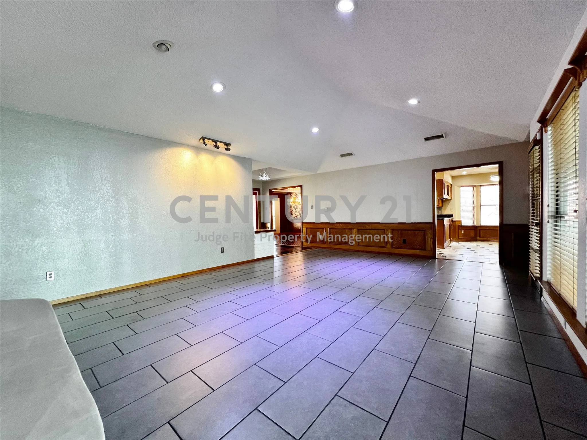 Single Family Residence For Rent in Tarrant County , 812 Newport Road, Fort Worth, Texas 76120, 4 Bedroom, 3 Bathroom, 2 Garage spaces, 2,992 Sqft, built in 1979, mls#21404578, Real Estate Agent in Fort Worth, Homes For Rent in Tarrant county, Homes For Rent in Fort Worth, Realtor in Fort Worth Texas, Real Estate Brokerage Independent Realty Texas, Luminita Cordes Realtor