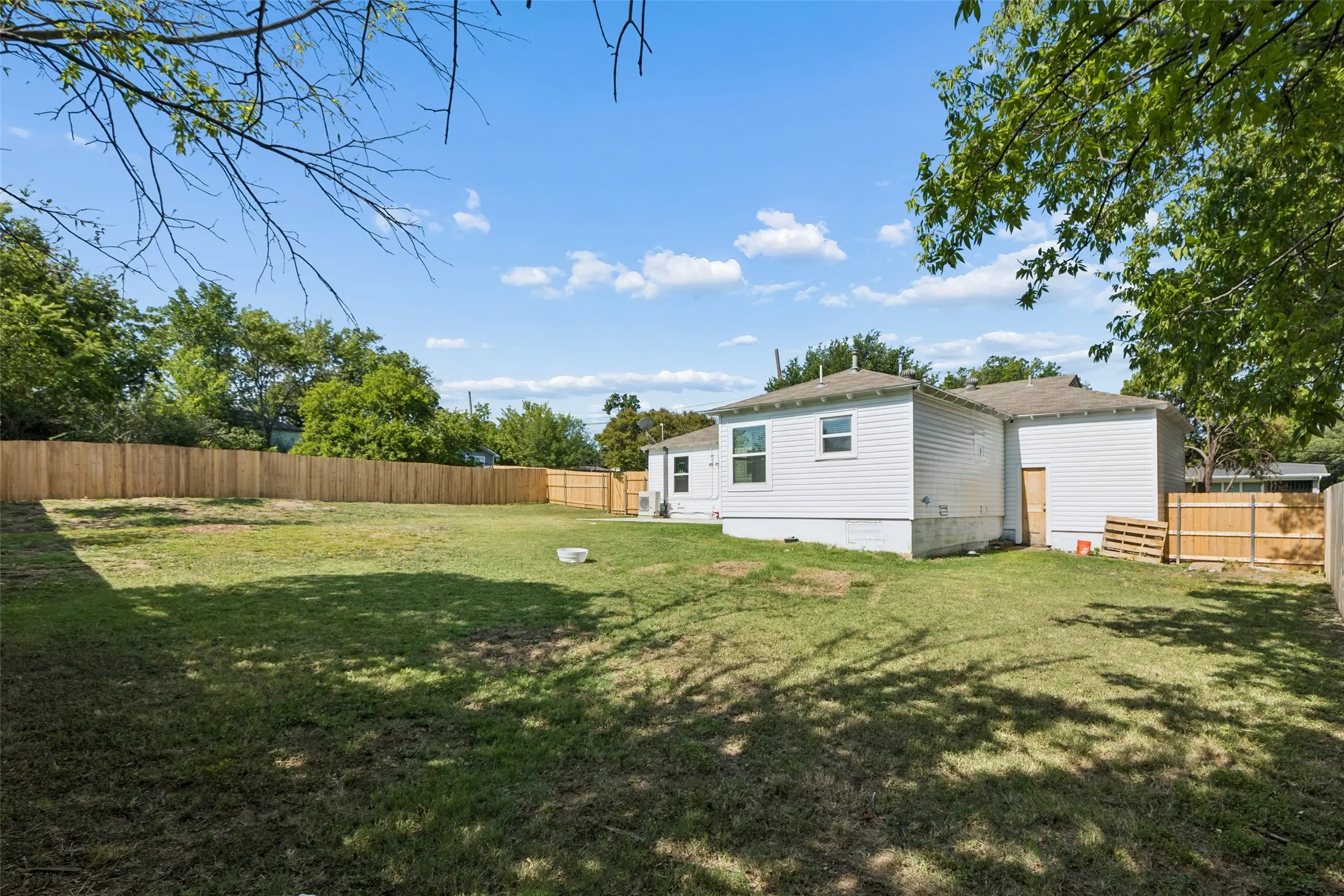 Single Family Residence For Sale in Dallas County , 714 NW 6th Street, Grand Prairie, Texas 75050, 3 Bedroom, 2 Bathroom, 1 Garage spaces, 1,376 Sqft, built in 1952, mls#21404579, Real Estate Agent in Grand Prairie, Homes For Sale in Dallas county, Homes For Sale in Grand Prairie, Realtor in Grand Prairie Texas, Real Estate Brokerage Independent Realty Texas, Luminita Cordes Realtor