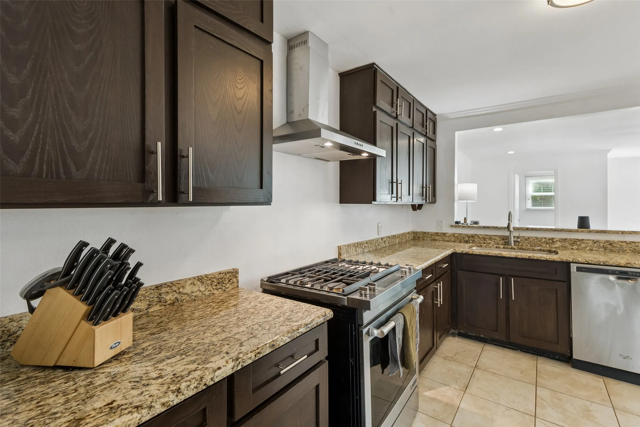Single Family Residence For Sale in Dallas County , 714 NW 6th Street, Grand Prairie, Texas 75050, 3 Bedroom, 2 Bathroom, 1 Garage spaces, 1,376 Sqft, built in 1952, mls#21404579, Real Estate Agent in Grand Prairie, Homes For Sale in Dallas county, Homes For Sale in Grand Prairie, Realtor in Grand Prairie Texas, Real Estate Brokerage Independent Realty Texas, Luminita Cordes Realtor