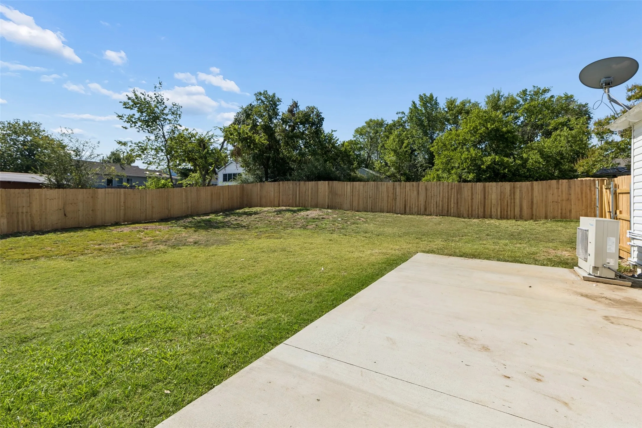 Single Family Residence For Sale in Dallas County , 714 NW 6th Street, Grand Prairie, Texas 75050, 3 Bedroom, 2 Bathroom, 1 Garage spaces, 1,376 Sqft, built in 1952, mls#21404579, Real Estate Agent in Grand Prairie, Homes For Sale in Dallas county, Homes For Sale in Grand Prairie, Realtor in Grand Prairie Texas, Real Estate Brokerage Independent Realty Texas, Luminita Cordes Realtor