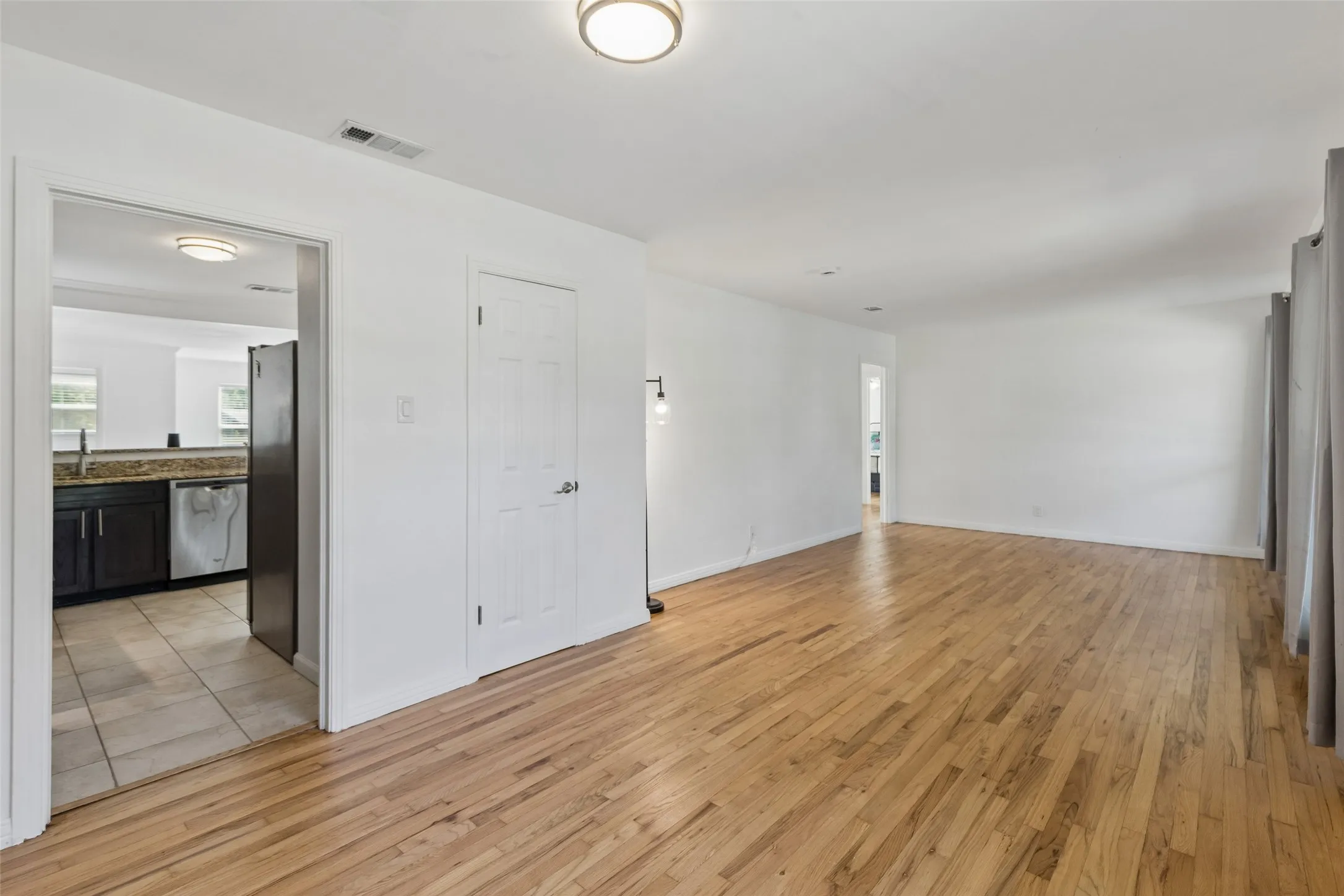Single Family Residence For Sale in Dallas County , 714 NW 6th Street, Grand Prairie, Texas 75050, 3 Bedroom, 2 Bathroom, 1 Garage spaces, 1,376 Sqft, built in 1952, mls#21404579, Real Estate Agent in Grand Prairie, Homes For Sale in Dallas county, Homes For Sale in Grand Prairie, Realtor in Grand Prairie Texas, Real Estate Brokerage Independent Realty Texas, Luminita Cordes Realtor