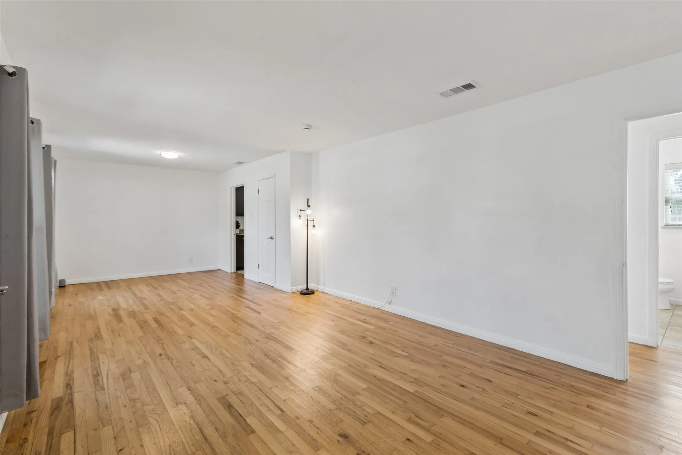 Single Family Residence For Sale in Dallas County , 714 NW 6th Street, Grand Prairie, Texas 75050, 3 Bedroom, 2 Bathroom, 1 Garage spaces, 1,376 Sqft, built in 1952, mls#21404579, Real Estate Agent in Grand Prairie, Homes For Sale in Dallas county, Homes For Sale in Grand Prairie, Realtor in Grand Prairie Texas, Real Estate Brokerage Independent Realty Texas, Luminita Cordes Realtor