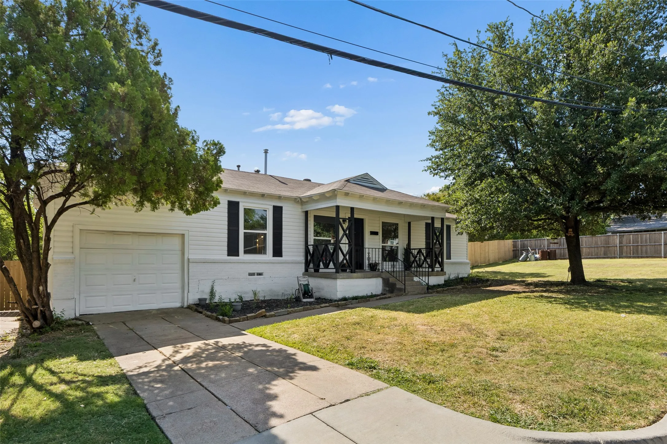 Single Family Residence For Sale in Dallas County , 714 NW 6th Street, Grand Prairie, Texas 75050, 3 Bedroom, 2 Bathroom, 1 Garage spaces, 1,376 Sqft, built in 1952, mls#21404579, Real Estate Agent in Grand Prairie, Homes For Sale in Dallas county, Homes For Sale in Grand Prairie, Realtor in Grand Prairie Texas, Real Estate Brokerage Independent Realty Texas, Luminita Cordes Realtor