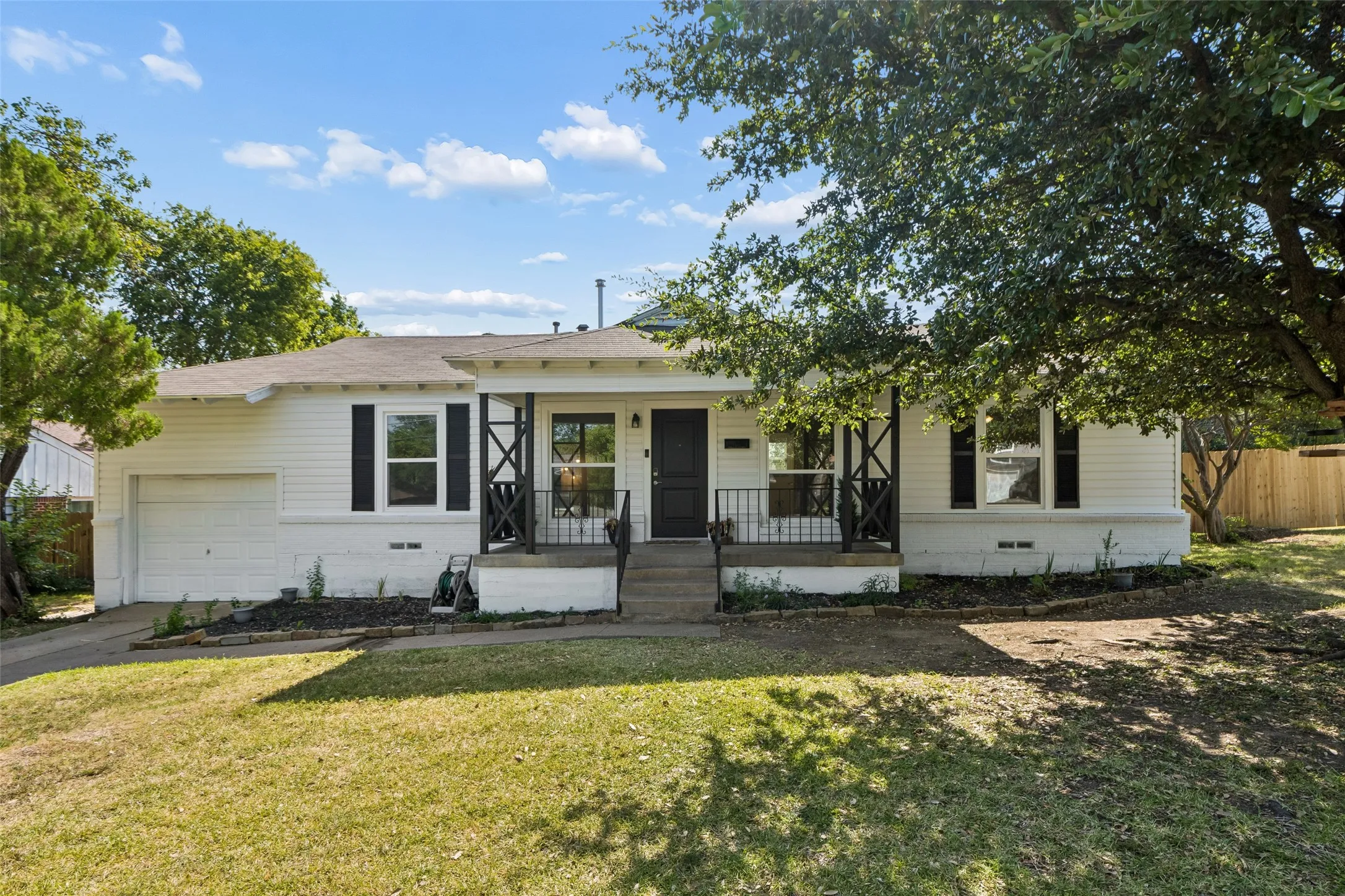 Single Family Residence For Sale in Dallas County , 714 NW 6th Street, Grand Prairie, Texas 75050, 3 Bedroom, 2 Bathroom, 1 Garage spaces, 1,376 Sqft, built in 1952, mls#21404579, Real Estate Agent in Grand Prairie, Homes For Sale in Dallas county, Homes For Sale in Grand Prairie, Realtor in Grand Prairie Texas, Real Estate Brokerage Independent Realty Texas, Luminita Cordes Realtor