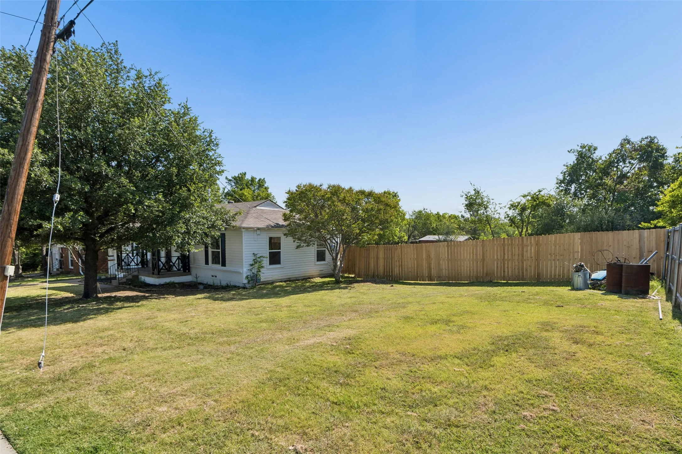 Single Family Residence For Sale in Dallas County , 714 NW 6th Street, Grand Prairie, Texas 75050, 3 Bedroom, 2 Bathroom, 1 Garage spaces, 1,376 Sqft, built in 1952, mls#21404579, Real Estate Agent in Grand Prairie, Homes For Sale in Dallas county, Homes For Sale in Grand Prairie, Realtor in Grand Prairie Texas, Real Estate Brokerage Independent Realty Texas, Luminita Cordes Realtor