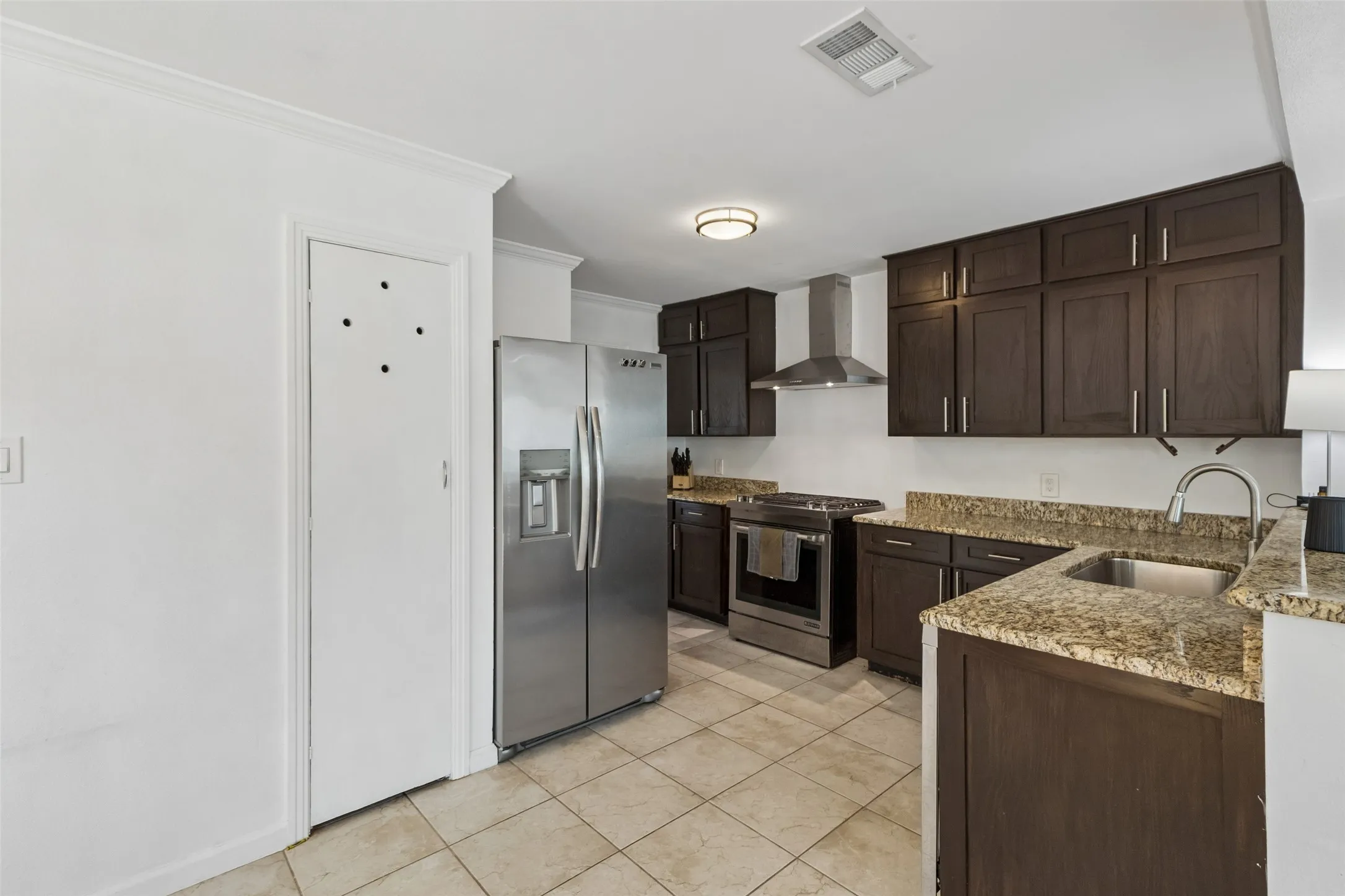 Single Family Residence For Sale in Dallas County , 714 NW 6th Street, Grand Prairie, Texas 75050, 3 Bedroom, 2 Bathroom, 1 Garage spaces, 1,376 Sqft, built in 1952, mls#21404579, Real Estate Agent in Grand Prairie, Homes For Sale in Dallas county, Homes For Sale in Grand Prairie, Realtor in Grand Prairie Texas, Real Estate Brokerage Independent Realty Texas, Luminita Cordes Realtor