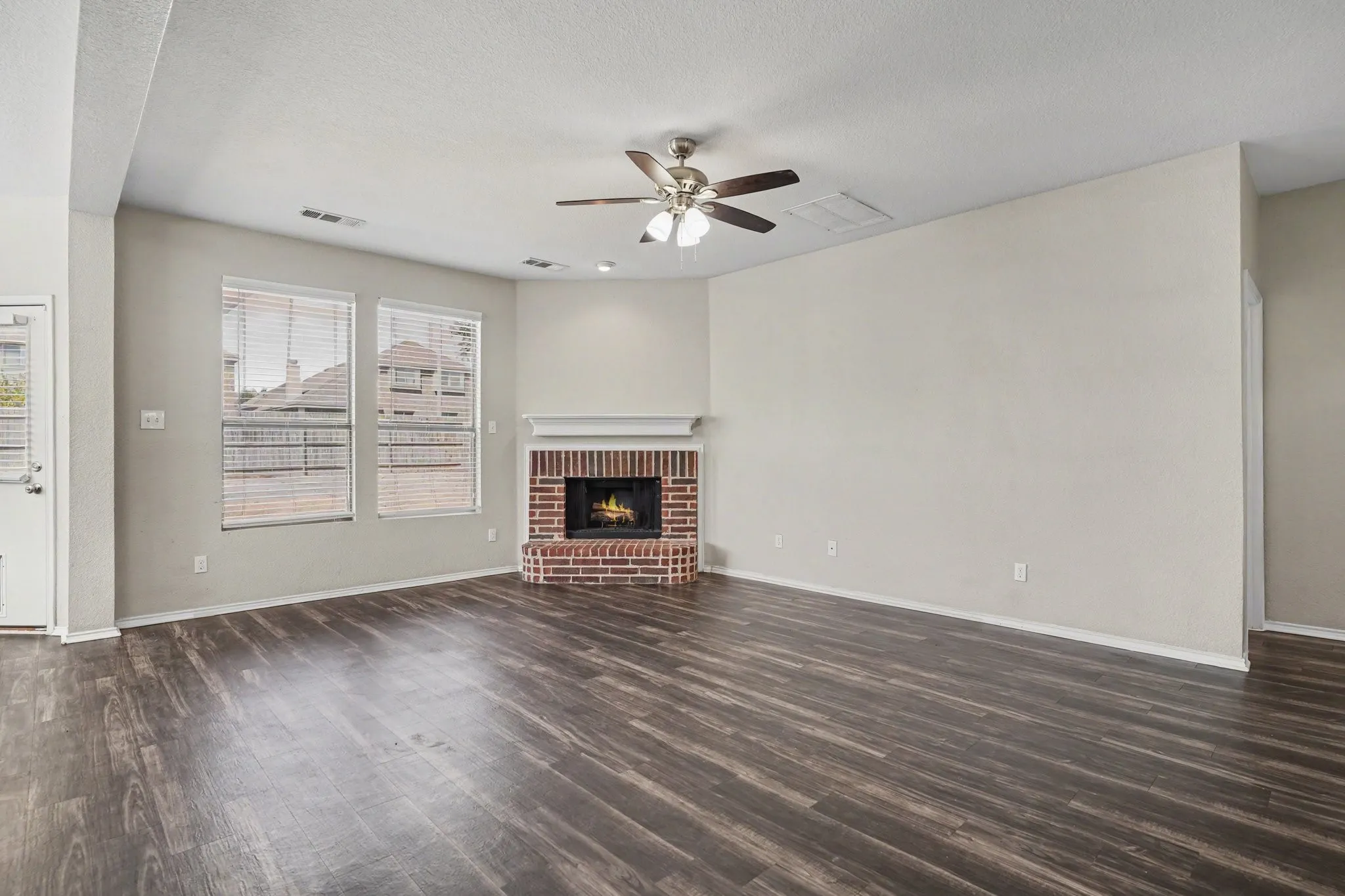 Single Family Residence For Sale in Tarrant County , 636 Tradewind Drive, Fort Worth, Texas 76131, 4 Bedroom, 3 Bathroom, 2 Garage spaces, 2,703 Sqft, built in 2008, mls#21404491, Real Estate Agent in Fort Worth, Homes For Sale in Tarrant county, Homes For Sale in Fort Worth, Realtor in Fort Worth Texas, Real Estate Brokerage Independent Realty Texas, Luminita Cordes Realtor