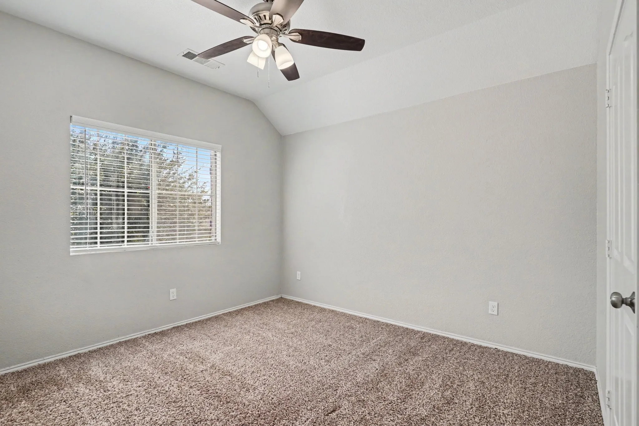 Single Family Residence For Sale in Tarrant County , 636 Tradewind Drive, Fort Worth, Texas 76131, 4 Bedroom, 3 Bathroom, 2 Garage spaces, 2,703 Sqft, built in 2008, mls#21404491, Real Estate Agent in Fort Worth, Homes For Sale in Tarrant county, Homes For Sale in Fort Worth, Realtor in Fort Worth Texas, Real Estate Brokerage Independent Realty Texas, Luminita Cordes Realtor