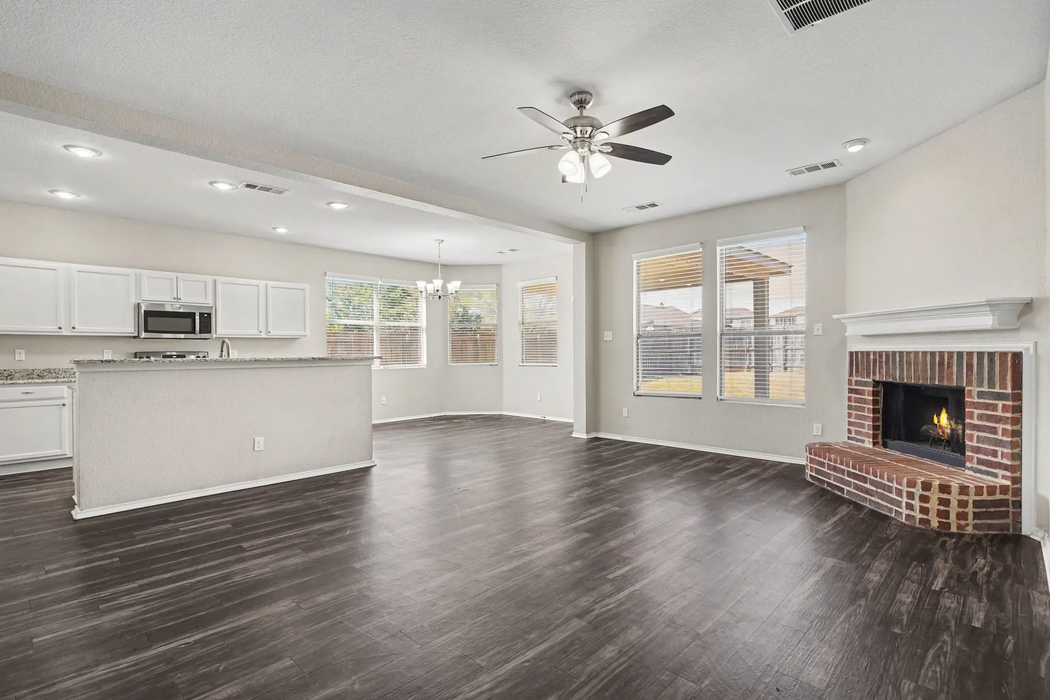 Single Family Residence For Sale in Tarrant County , 636 Tradewind Drive, Fort Worth, Texas 76131, 4 Bedroom, 3 Bathroom, 2 Garage spaces, 2,703 Sqft, built in 2008, mls#21404491, Real Estate Agent in Fort Worth, Homes For Sale in Tarrant county, Homes For Sale in Fort Worth, Realtor in Fort Worth Texas, Real Estate Brokerage Independent Realty Texas, Luminita Cordes Realtor