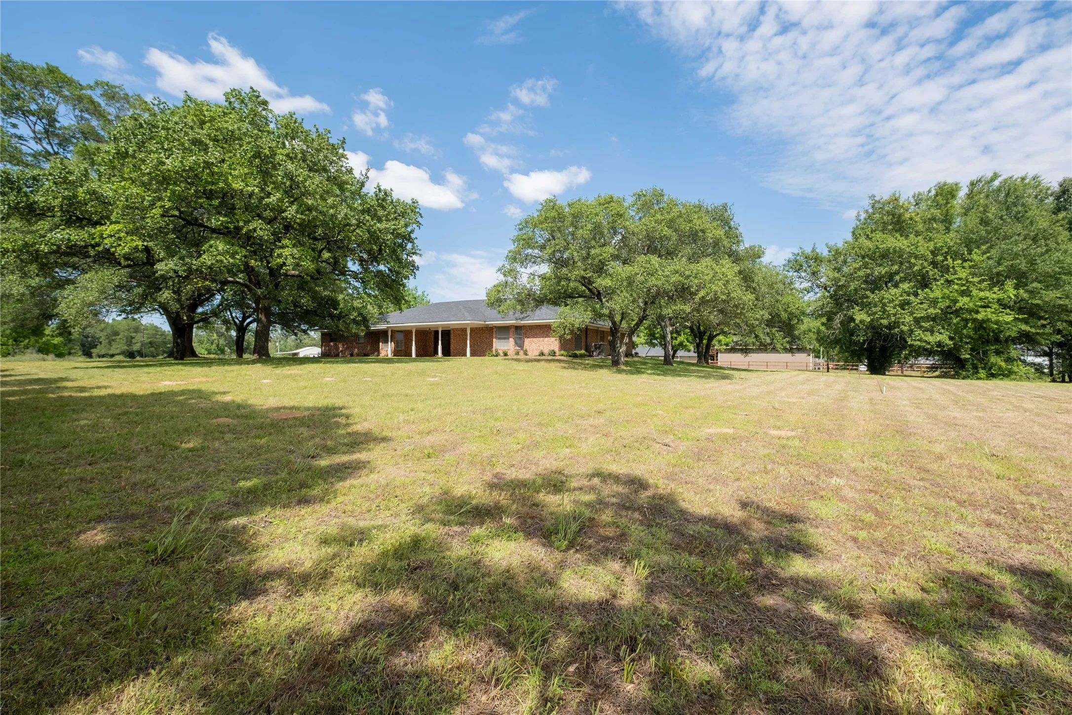 Single Family Residence For Sale in Camp County , 5161 US Highway 271 N, Pittsburg, Texas 75686, 3 Bedroom, 2 Bathroom, 2 Garage spaces, 2,532 Sqft, built in 1972, mls#21404598, Real Estate Agent in Pittsburg, Homes For Sale in Camp county, Homes For Sale in Pittsburg, Realtor in Pittsburg Texas, Real Estate Brokerage Independent Realty Texas, Luminita Cordes Realtor