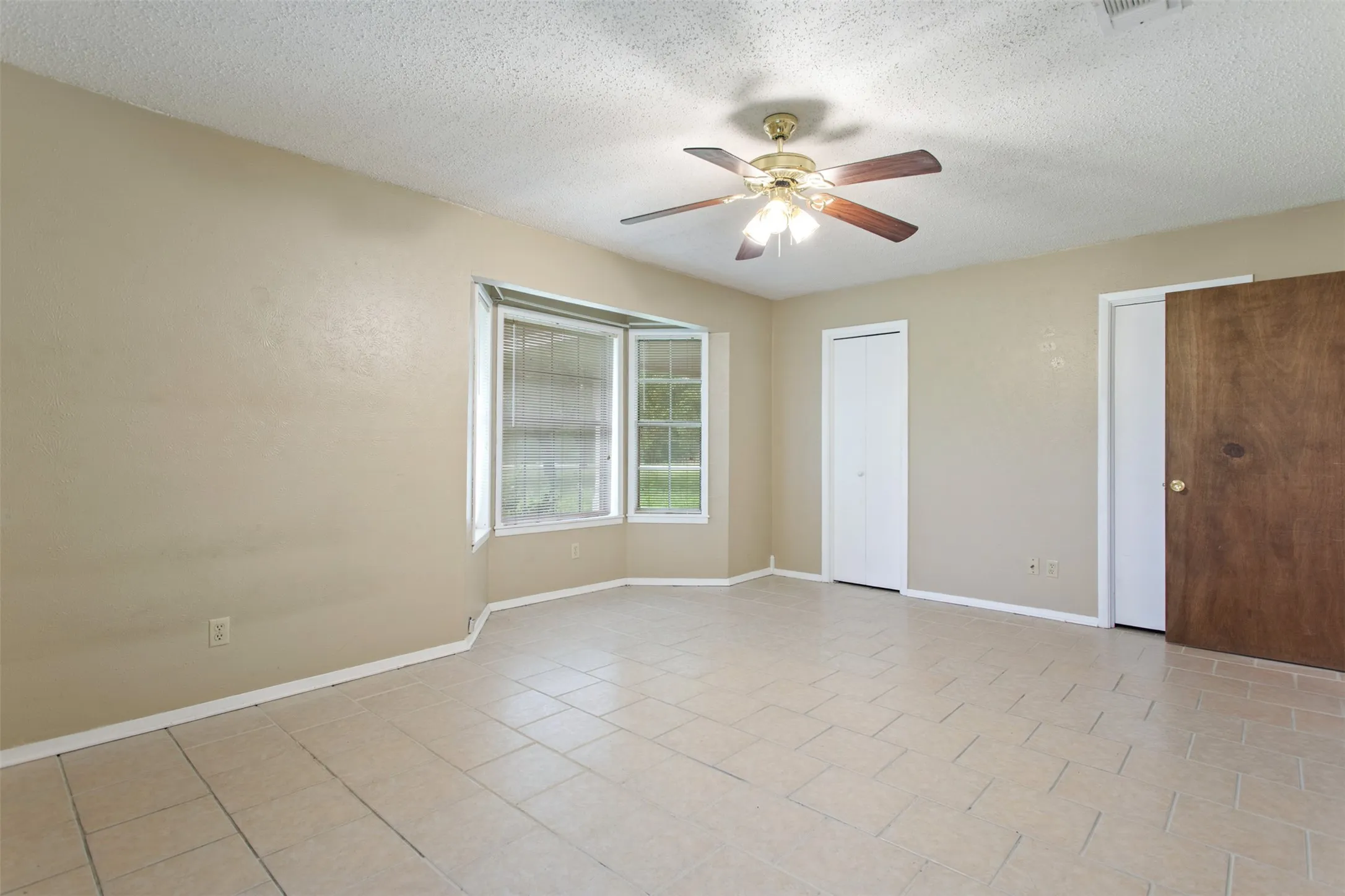 Single Family Residence For Sale in Camp County , 5161 US Highway 271 N, Pittsburg, Texas 75686, 3 Bedroom, 2 Bathroom, 2 Garage spaces, 2,532 Sqft, built in 1972, mls#21404598, Real Estate Agent in Pittsburg, Homes For Sale in Camp county, Homes For Sale in Pittsburg, Realtor in Pittsburg Texas, Real Estate Brokerage Independent Realty Texas, Luminita Cordes Realtor