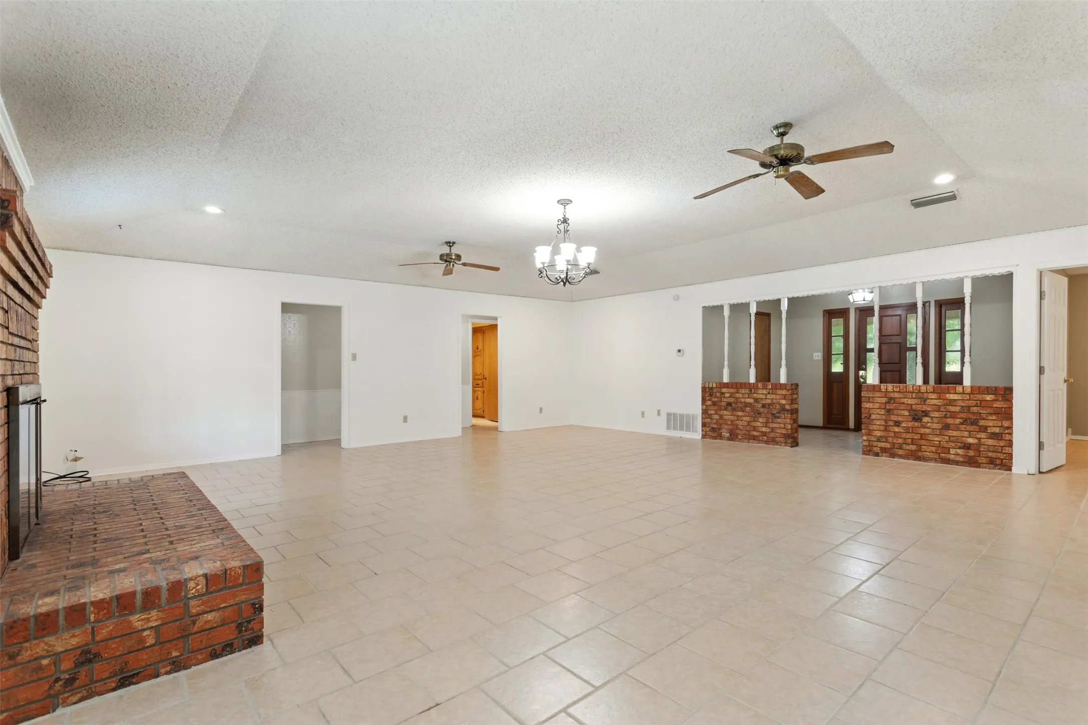 Single Family Residence For Sale in Camp County , 5161 US Highway 271 N, Pittsburg, Texas 75686, 3 Bedroom, 2 Bathroom, 2 Garage spaces, 2,532 Sqft, built in 1972, mls#21404598, Real Estate Agent in Pittsburg, Homes For Sale in Camp county, Homes For Sale in Pittsburg, Realtor in Pittsburg Texas, Real Estate Brokerage Independent Realty Texas, Luminita Cordes Realtor