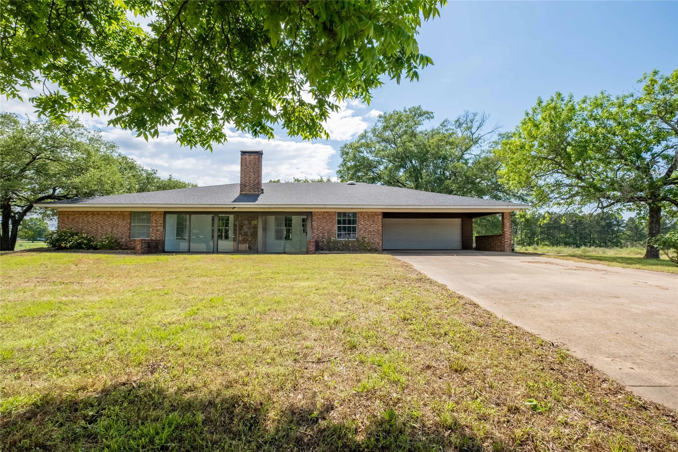 Single Family Residence For Sale in Camp County , 5161 US Highway 271 N, Pittsburg, Texas 75686, 3 Bedroom, 2 Bathroom, 2 Garage spaces, 2,532 Sqft, built in 1972, mls#21404598, Real Estate Agent in Pittsburg, Homes For Sale in Camp county, Homes For Sale in Pittsburg, Realtor in Pittsburg Texas, Real Estate Brokerage Independent Realty Texas, Luminita Cordes Realtor