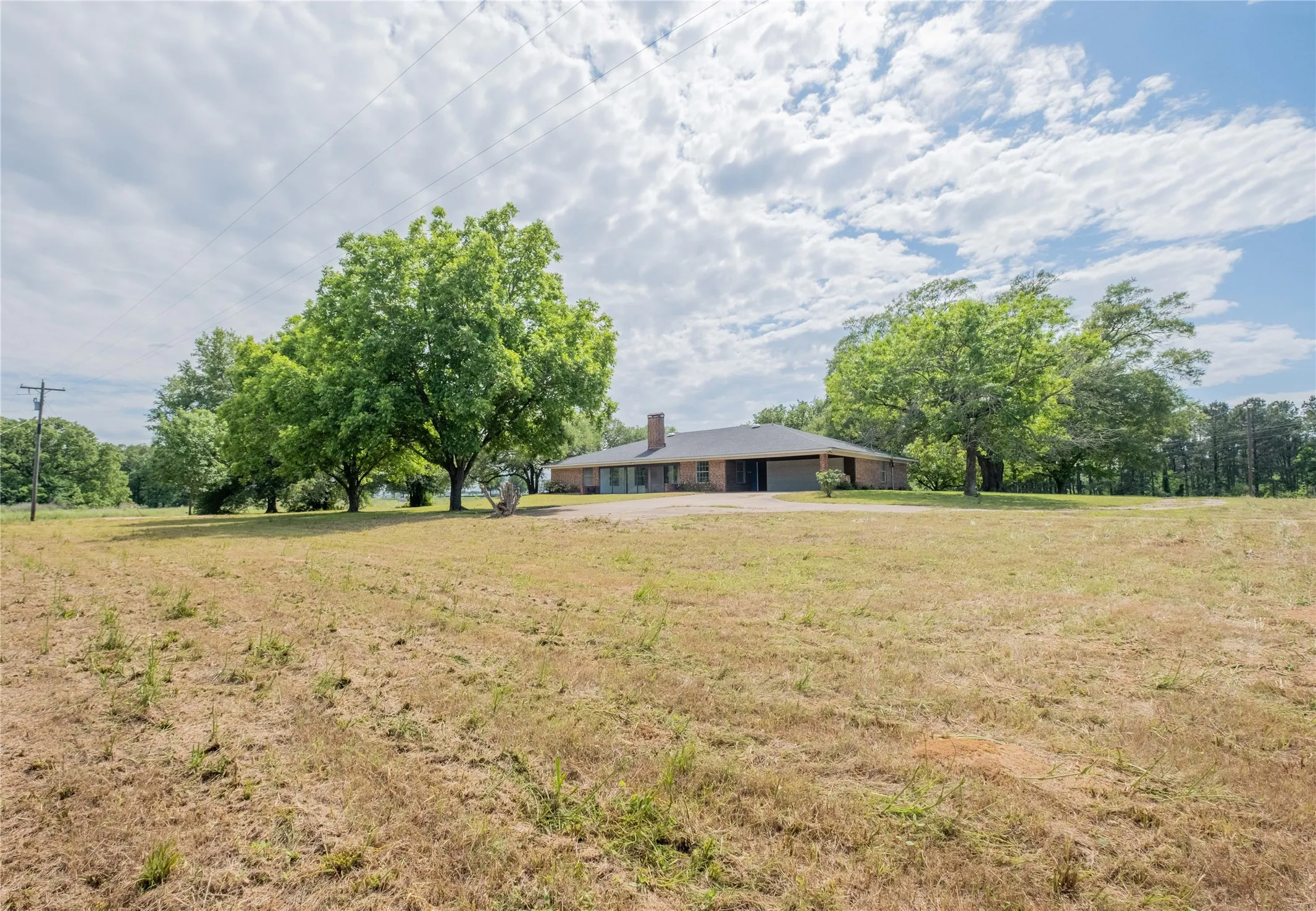 Single Family Residence For Sale in Camp County , 5161 US Highway 271 N, Pittsburg, Texas 75686, 3 Bedroom, 2 Bathroom, 2 Garage spaces, 2,532 Sqft, built in 1972, mls#21404598, Real Estate Agent in Pittsburg, Homes For Sale in Camp county, Homes For Sale in Pittsburg, Realtor in Pittsburg Texas, Real Estate Brokerage Independent Realty Texas, Luminita Cordes Realtor