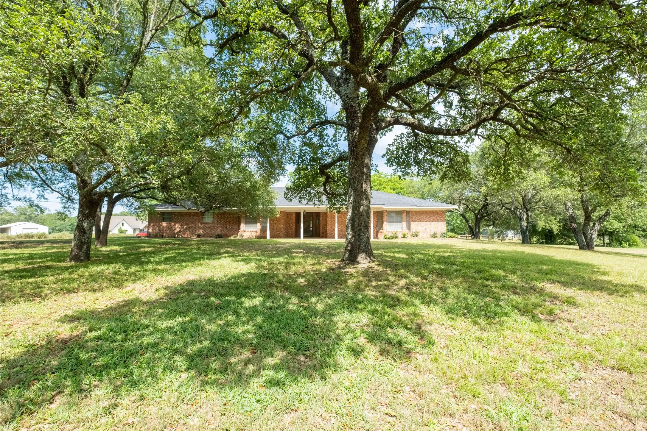 Single Family Residence For Sale in Camp County , 5161 US Highway 271 N, Pittsburg, Texas 75686, 3 Bedroom, 2 Bathroom, 2 Garage spaces, 2,532 Sqft, built in 1972, mls#21404598, Real Estate Agent in Pittsburg, Homes For Sale in Camp county, Homes For Sale in Pittsburg, Realtor in Pittsburg Texas, Real Estate Brokerage Independent Realty Texas, Luminita Cordes Realtor