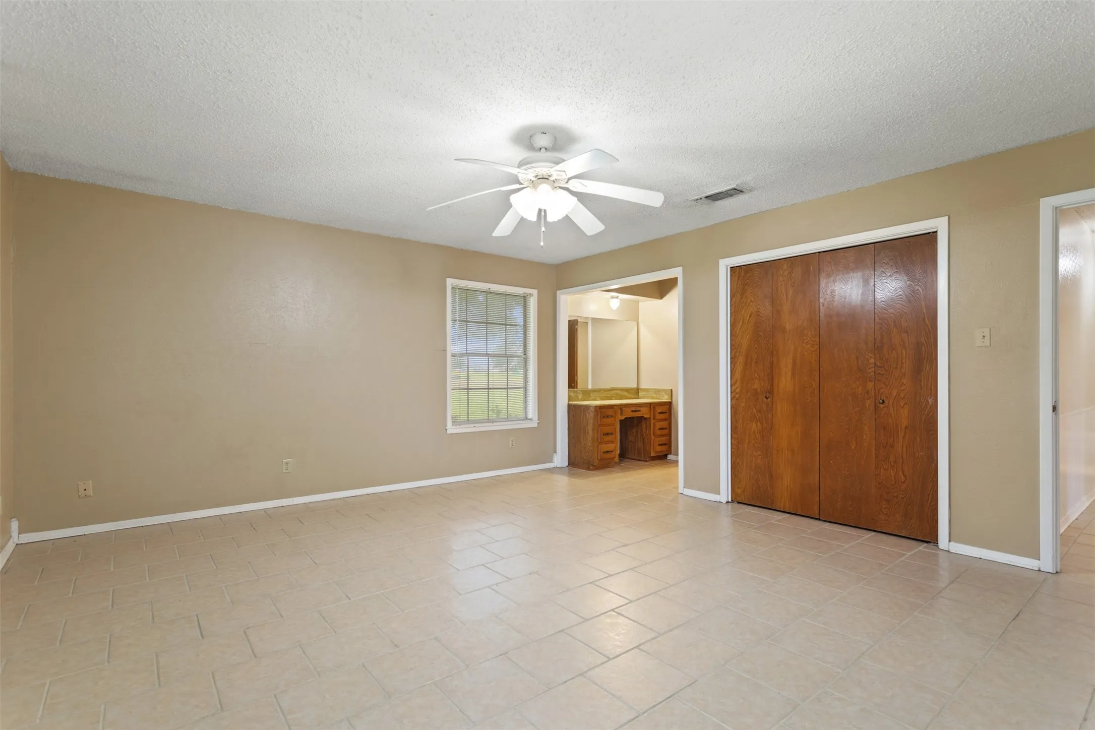 Single Family Residence For Sale in Camp County , 5161 US Highway 271 N, Pittsburg, Texas 75686, 3 Bedroom, 2 Bathroom, 2 Garage spaces, 2,532 Sqft, built in 1972, mls#21404598, Real Estate Agent in Pittsburg, Homes For Sale in Camp county, Homes For Sale in Pittsburg, Realtor in Pittsburg Texas, Real Estate Brokerage Independent Realty Texas, Luminita Cordes Realtor
