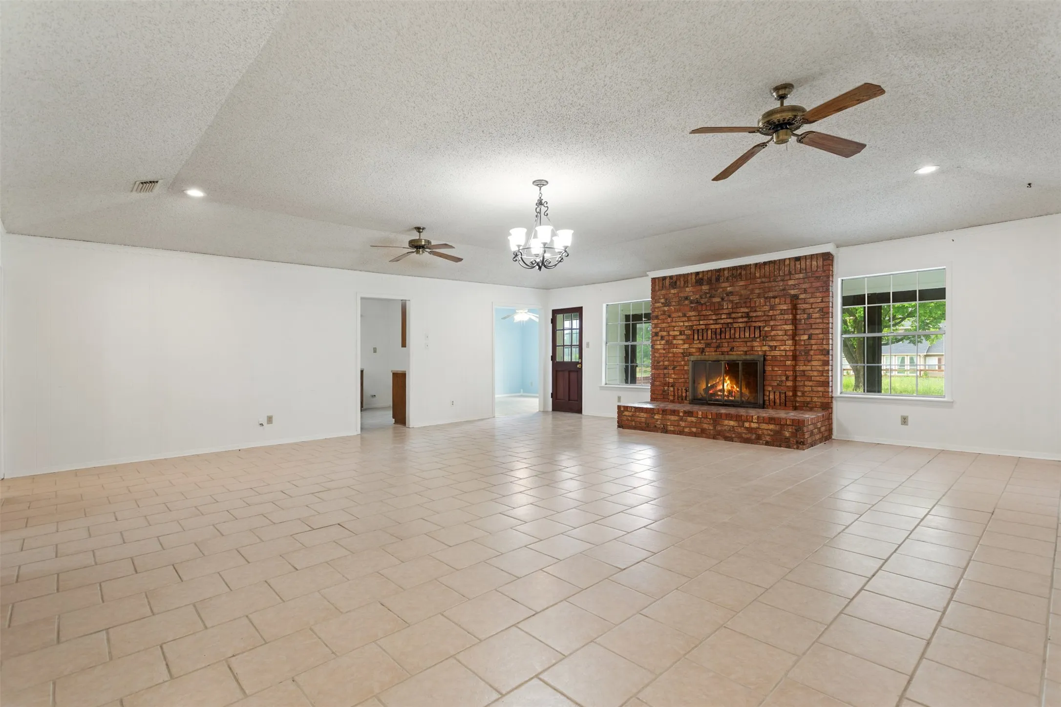Single Family Residence For Sale in Camp County , 5161 US Highway 271 N, Pittsburg, Texas 75686, 3 Bedroom, 2 Bathroom, 2 Garage spaces, 2,532 Sqft, built in 1972, mls#21404598, Real Estate Agent in Pittsburg, Homes For Sale in Camp county, Homes For Sale in Pittsburg, Realtor in Pittsburg Texas, Real Estate Brokerage Independent Realty Texas, Luminita Cordes Realtor