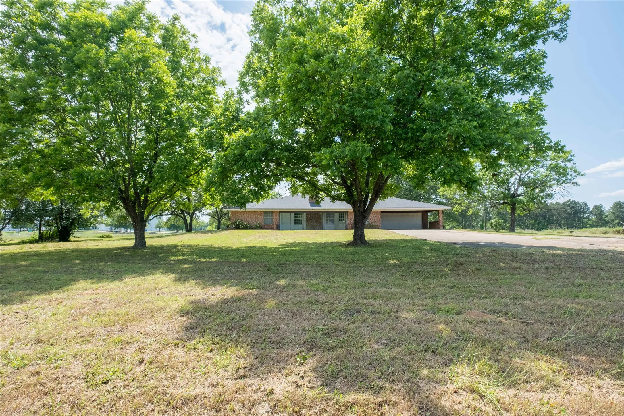 Single Family Residence For Sale in Camp County , 5161 US Highway 271 N, Pittsburg, Texas 75686, 3 Bedroom, 2 Bathroom, 2 Garage spaces, 2,532 Sqft, built in 1972, mls#21404598, Real Estate Agent in Pittsburg, Homes For Sale in Camp county, Homes For Sale in Pittsburg, Realtor in Pittsburg Texas, Real Estate Brokerage Independent Realty Texas, Luminita Cordes Realtor