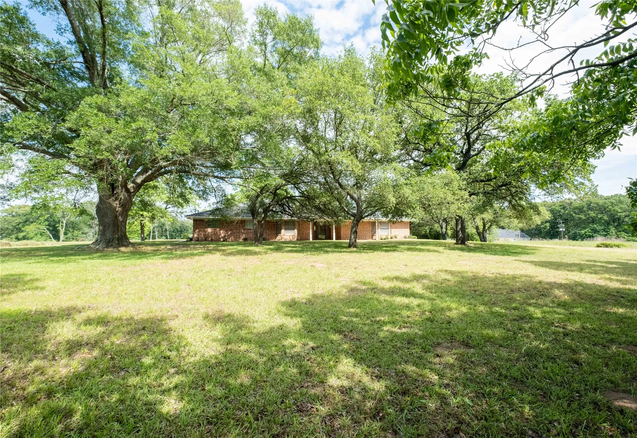 Single Family Residence For Sale in Camp County , 5161 US Highway 271 N, Pittsburg, Texas 75686, 3 Bedroom, 2 Bathroom, 2 Garage spaces, 2,532 Sqft, built in 1972, mls#21404598, Real Estate Agent in Pittsburg, Homes For Sale in Camp county, Homes For Sale in Pittsburg, Realtor in Pittsburg Texas, Real Estate Brokerage Independent Realty Texas, Luminita Cordes Realtor