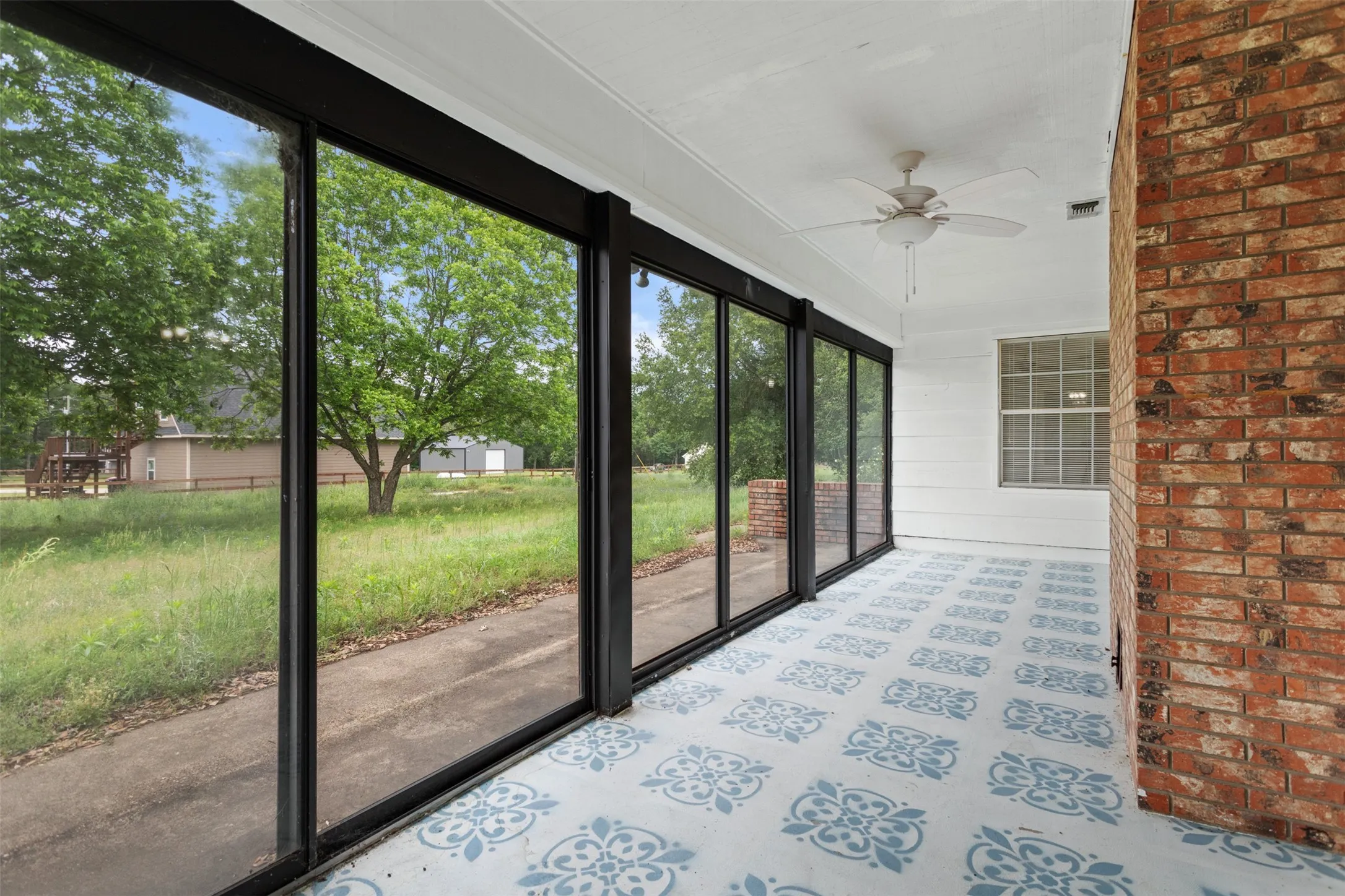 Single Family Residence For Sale in Camp County , 5161 US Highway 271 N, Pittsburg, Texas 75686, 3 Bedroom, 2 Bathroom, 2 Garage spaces, 2,532 Sqft, built in 1972, mls#21404598, Real Estate Agent in Pittsburg, Homes For Sale in Camp county, Homes For Sale in Pittsburg, Realtor in Pittsburg Texas, Real Estate Brokerage Independent Realty Texas, Luminita Cordes Realtor
