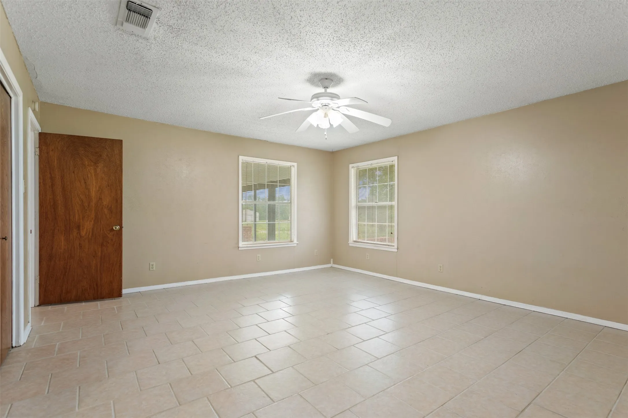 Single Family Residence For Sale in Camp County , 5161 US Highway 271 N, Pittsburg, Texas 75686, 3 Bedroom, 2 Bathroom, 2 Garage spaces, 2,532 Sqft, built in 1972, mls#21404598, Real Estate Agent in Pittsburg, Homes For Sale in Camp county, Homes For Sale in Pittsburg, Realtor in Pittsburg Texas, Real Estate Brokerage Independent Realty Texas, Luminita Cordes Realtor