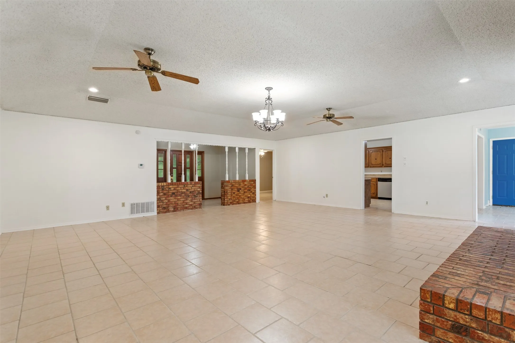 Single Family Residence For Sale in Camp County , 5161 US Highway 271 N, Pittsburg, Texas 75686, 3 Bedroom, 2 Bathroom, 2 Garage spaces, 2,532 Sqft, built in 1972, mls#21404598, Real Estate Agent in Pittsburg, Homes For Sale in Camp county, Homes For Sale in Pittsburg, Realtor in Pittsburg Texas, Real Estate Brokerage Independent Realty Texas, Luminita Cordes Realtor